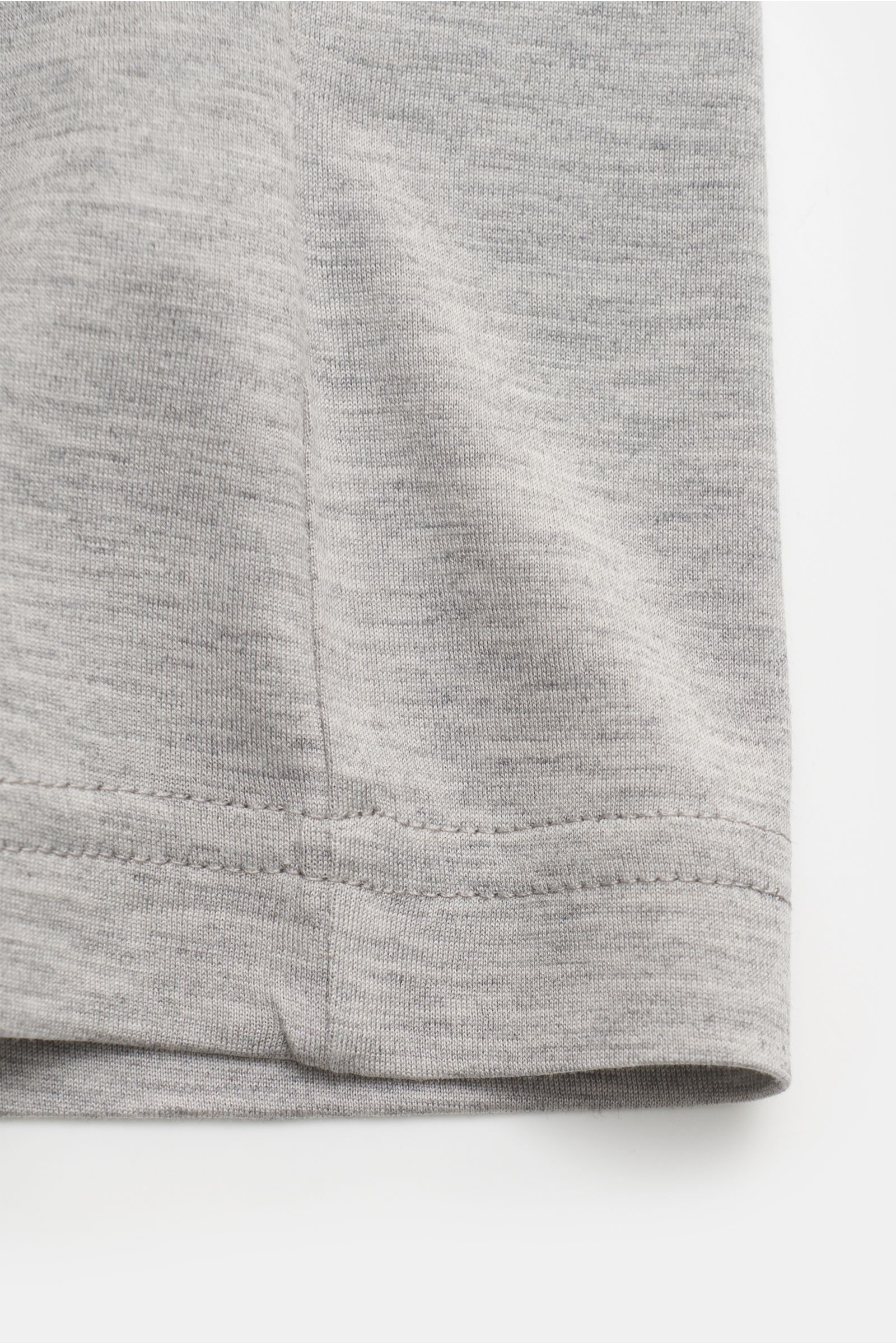 Nahaufnahme des graumelierten Saums vom Stefan Brandt Rundhals-T-Shirt 'Enno' aus Seiden-Baumwollmischung, Slim Fit, feinster Jerseyqualität, handgefertigt.