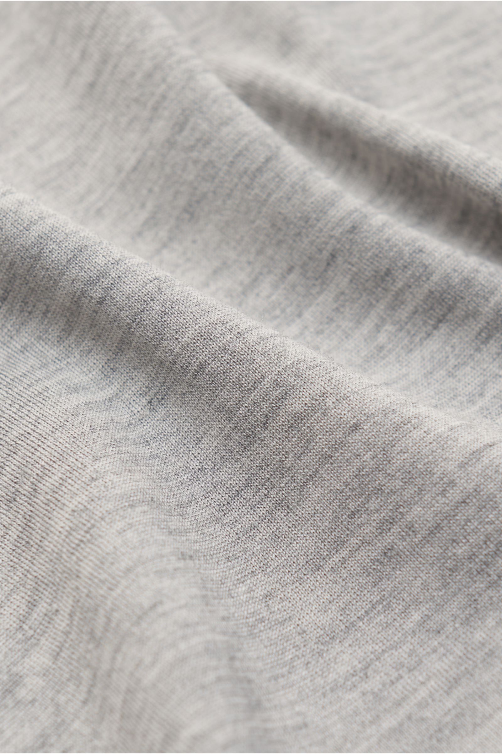 Nahaufnahme der feinen, weichen Jersey-Qualität vom Stefan Brandt Rundhals-T-Shirt 'Enno' grau meliert aus edler Seiden-Baumwollmischung.