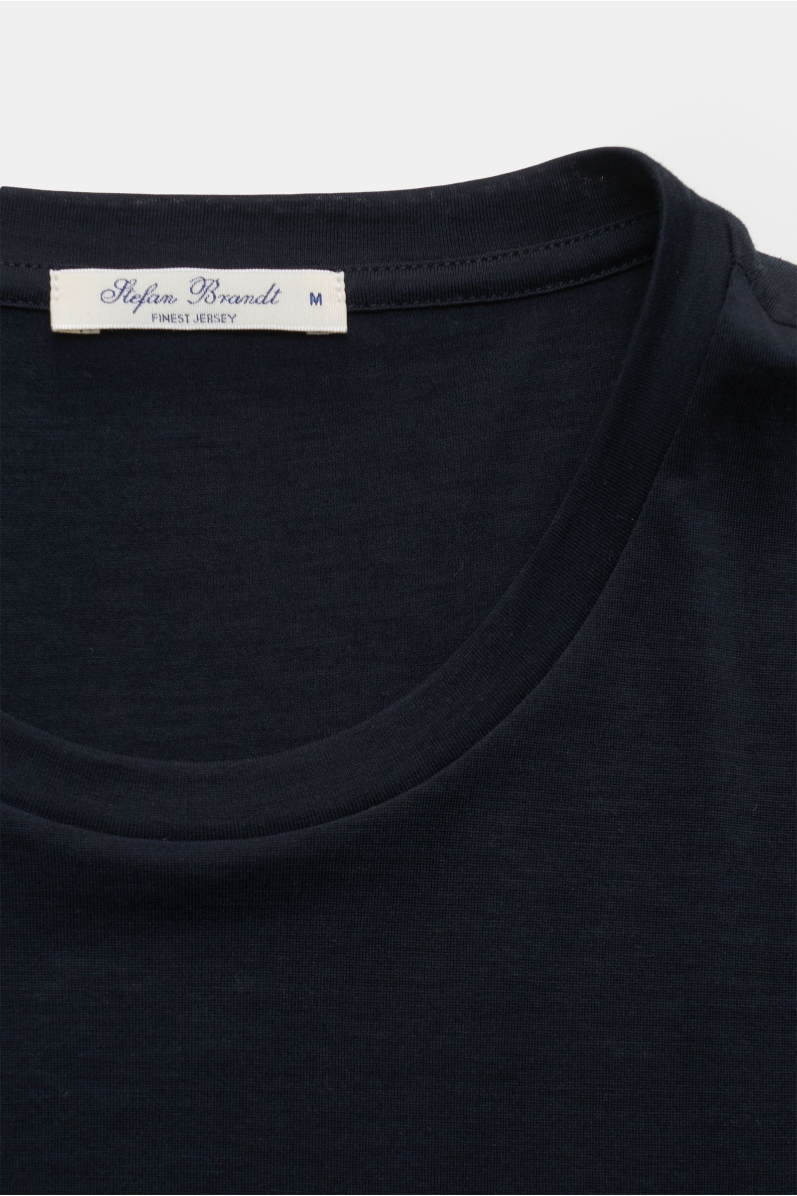 Nahaufnahme des Stefan Brandt Rundhals-T-Shirts 'Enno' dark navy mit Rundhalsausschnitt, feiner Jersey-Qualität, Seiden-Baumwollmix, slim fit, handgefertigt.
