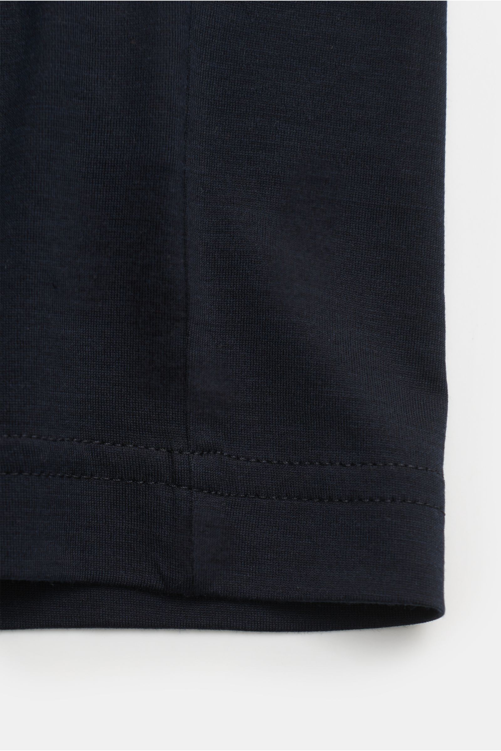 Nahaufnahme des Saums und Seitennähte des Stefan Brandt Rundhals-T-Shirts 'Enno' dark navy aus seidiger Seiden-Baumwollmischung, Slim Fit, feinster Jerseyqualität, von unten fotografiert.