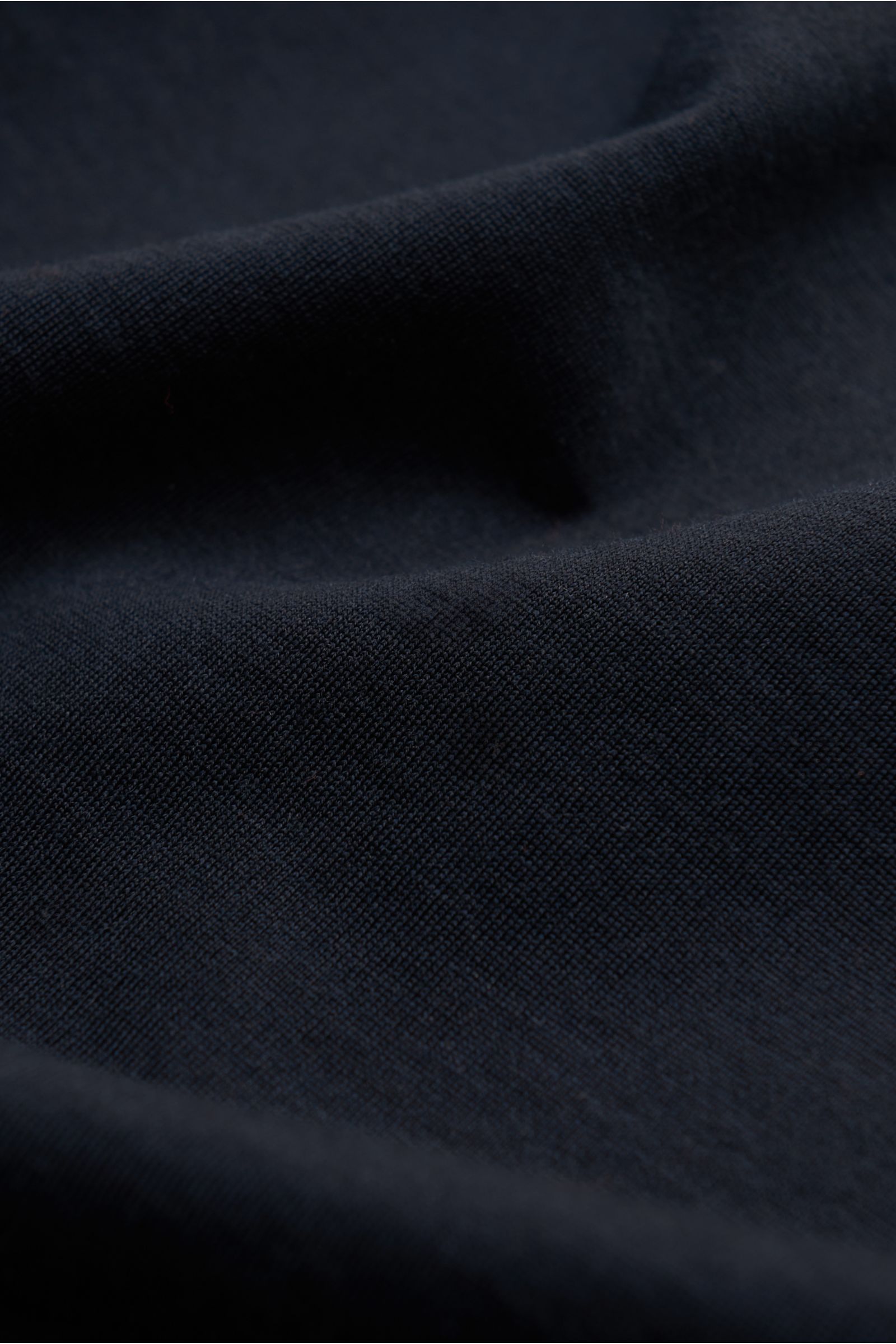 Nahaufnahme des Stoffes vom Stefan Brandt Rundhals-T-Shirt 'Enno' dark navy, Seiden-Baumwollmix, feine Jersey-Qualität, Slim Fit, sehr weicher Griff, handmade.