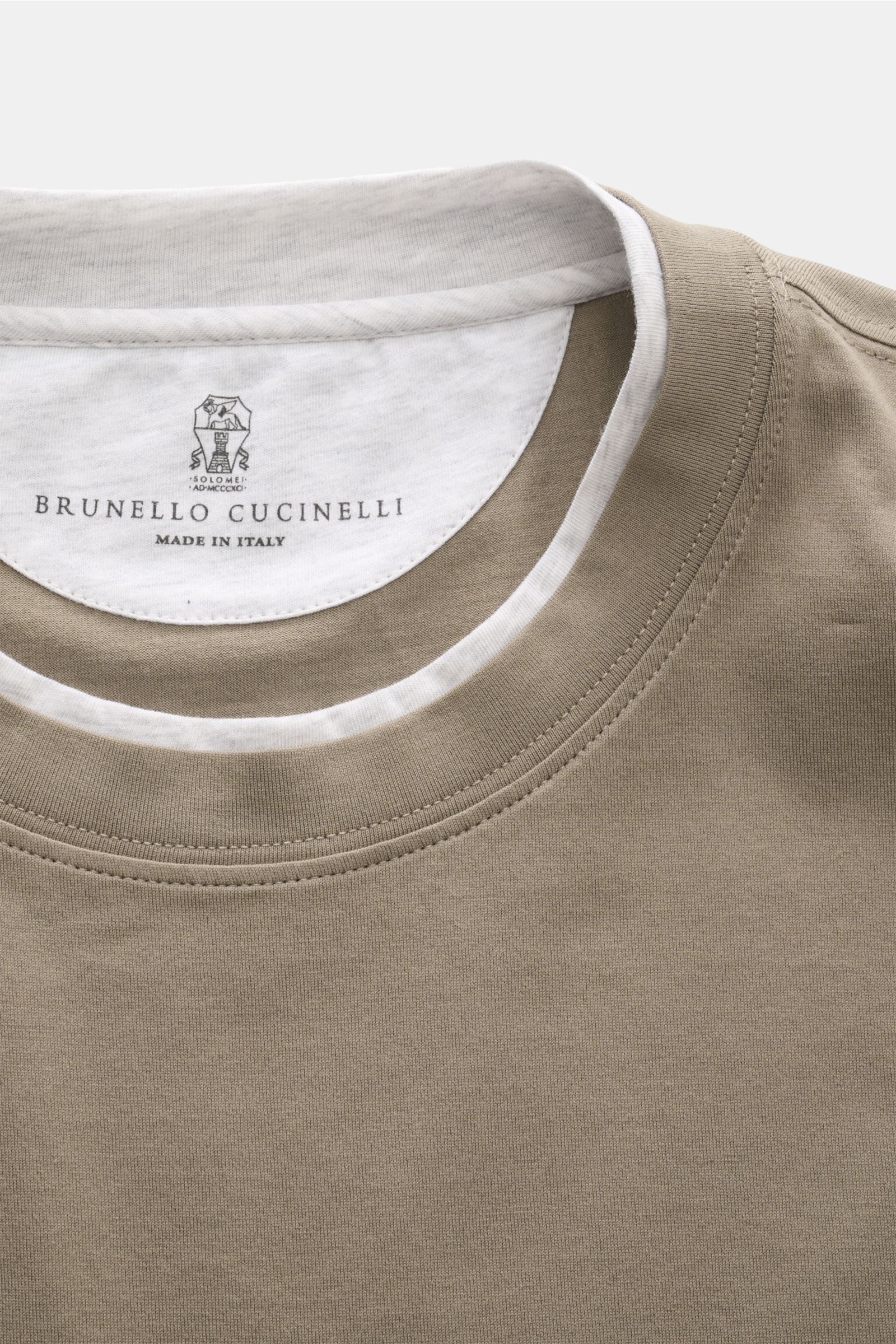 Alt tag (124 characters):
Close-up front view of Brunello Cucinelli Rundhals-T-Shirt taupe/grau meliert with soft cotton fabric and contrasting double hems.

Detailed description:
BRUNELLO CUCINELLI liefert mit diesem legeren T-Shirt aus angenehmer Bau