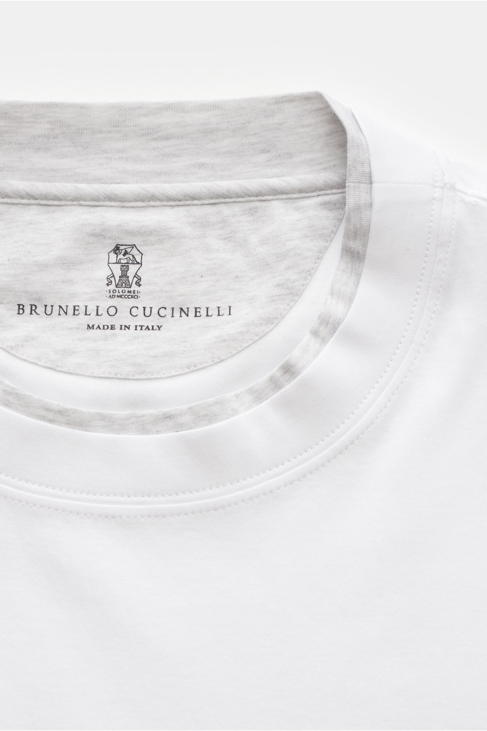 Brunello Cucinelli Rundhals-T-Shirt weiß/hellgrau meliert, Slim Fit, weiche Baumwolle, Jersey, Doppelsaum, Nahaufnahme vom Rundhalsausschnitt.