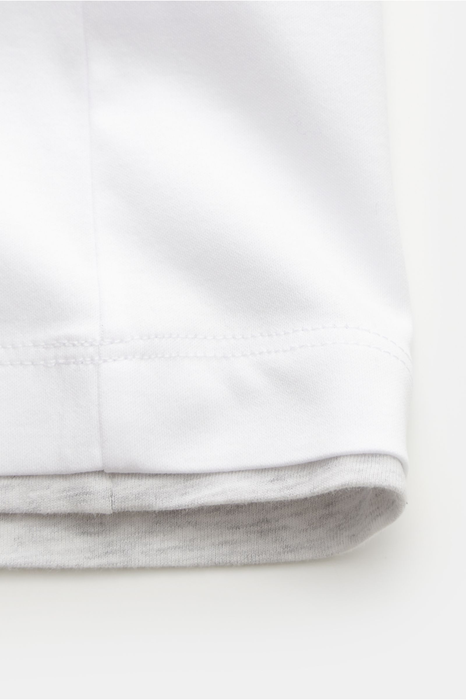 Brunello Cucinelli Rundhals-T-Shirt weiß/hellgrau meliert, Detailaufnahme von Doppelsaum und Jersey aus reiner Baumwolle, Slim Fit.