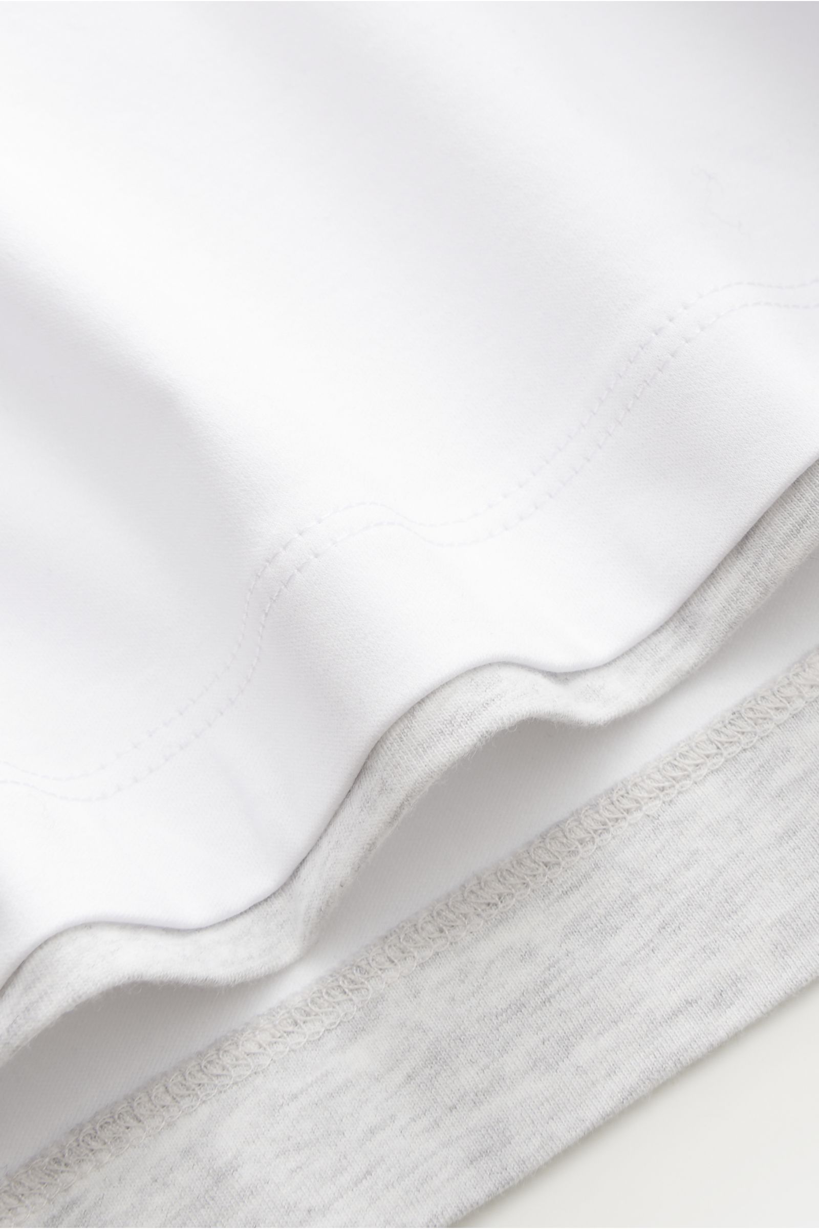 Brunello Cucinelli Rundhals-T-Shirt weiß/hellgrau meliert, Nahaufnahme von Doppelsaum, Jersey aus reiner Baumwolle, Slim Fit, weiche Qualität.