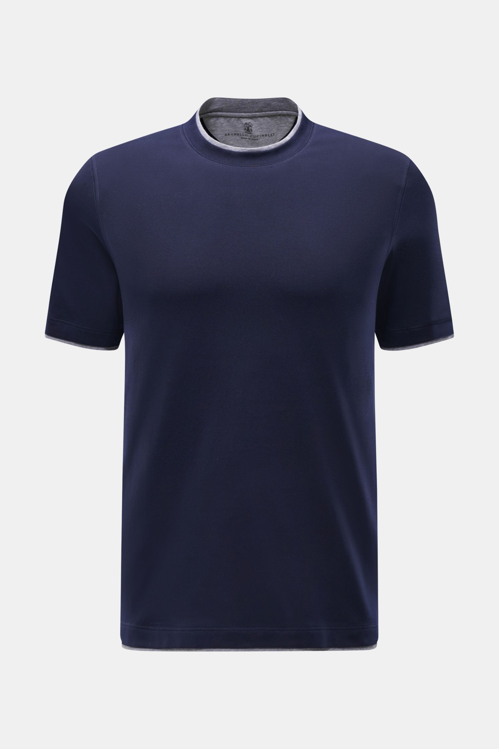 Front view of Brunello Cucinelli Rundhals-T-Shirt navy/grau meliert, slim fit navy tee with grey inner collar and sleeve hems.

BRUNELLO CUCINELLI liefert mit diesem legeren T-Shirt aus angenehmer Baumwolle ein unverzichtbares Basic für Ihre Casual-Gar