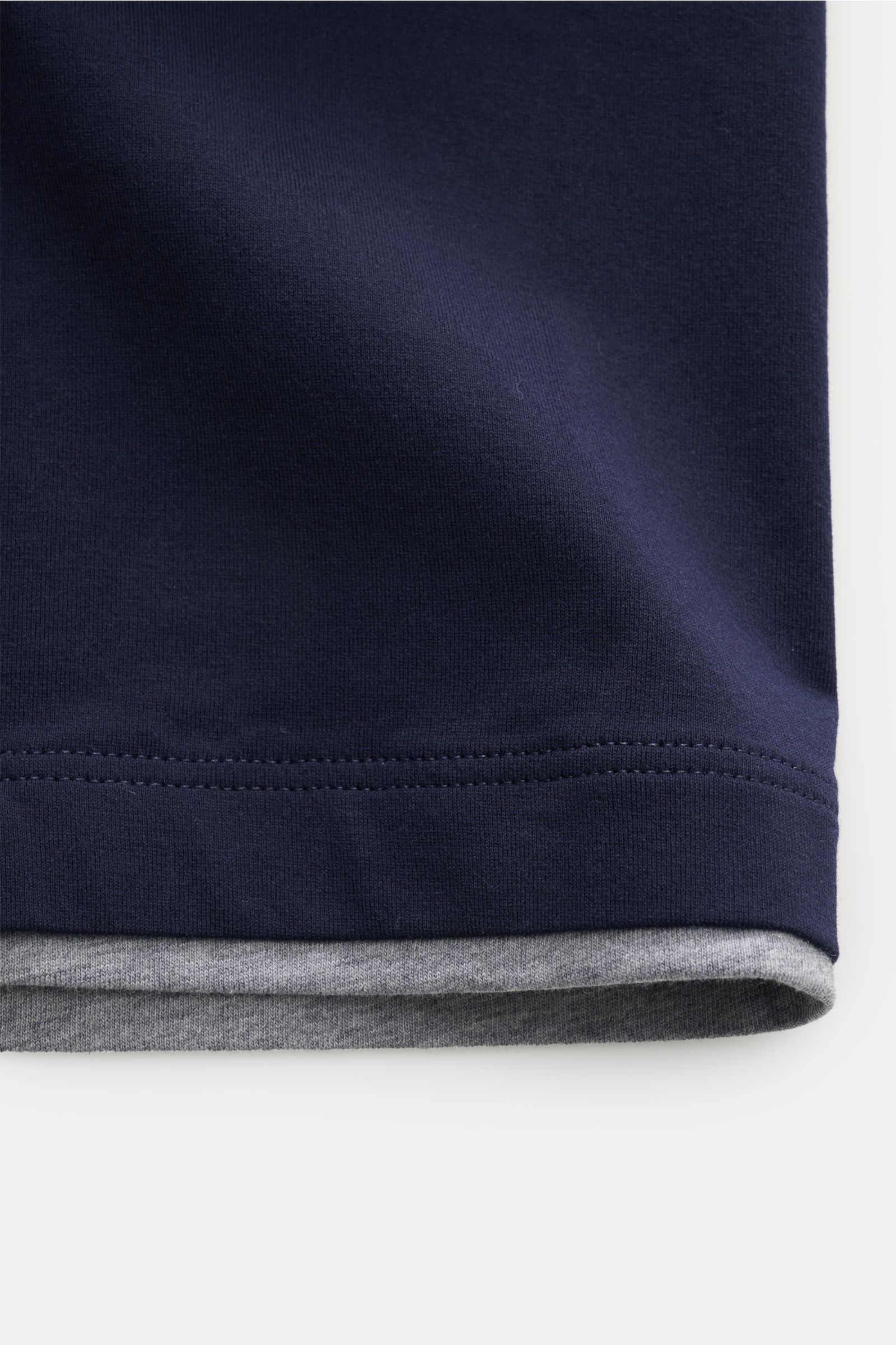 Close-up view of the hem of the Brunello Cucinelli Rundhals-T-Shirt navy/grau meliert showing navy fabric over grey with double-stitched seam.

Description: BRUNELLO CUCINELLI liefert mit diesem legeren T-Shirt aus angenehmer Baumwolle ein unverzichtba