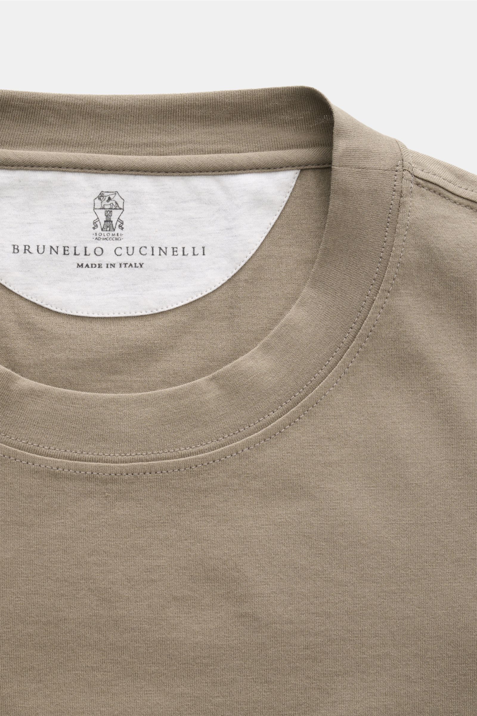 Brunello Cucinelli Rundhals-T-Shirt taupe shown in close-up from above, highlighting the round neckline and fabric texture. Luxuriöse Materialqualität und feinste Verarbeitung verleihen dem Rundhals-T-Shirt aus reinem Baumwolljersey von BRUNELLO CUCINELLI