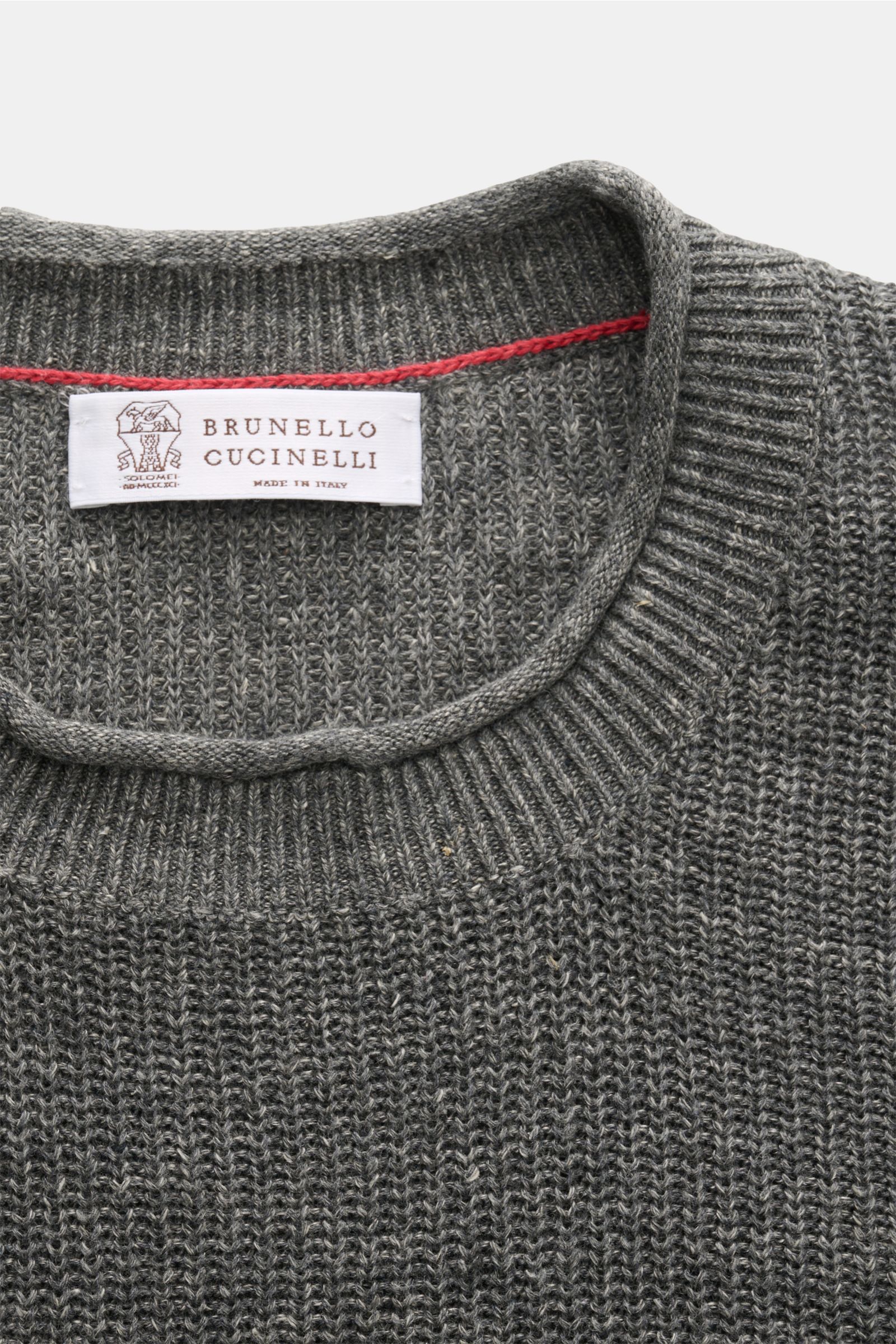 Close-up front top view of Brunello Cucinelli Kurzarmpullover dunkelgrau meliert showing fine patent knit and ribbed collar with label.

Dieser zeitlose, vielseitige Kurzarmpullover von BRUNELLO CUCINELLI aus edlem Leinen-Baumwoll-Mix im Patentstrick v