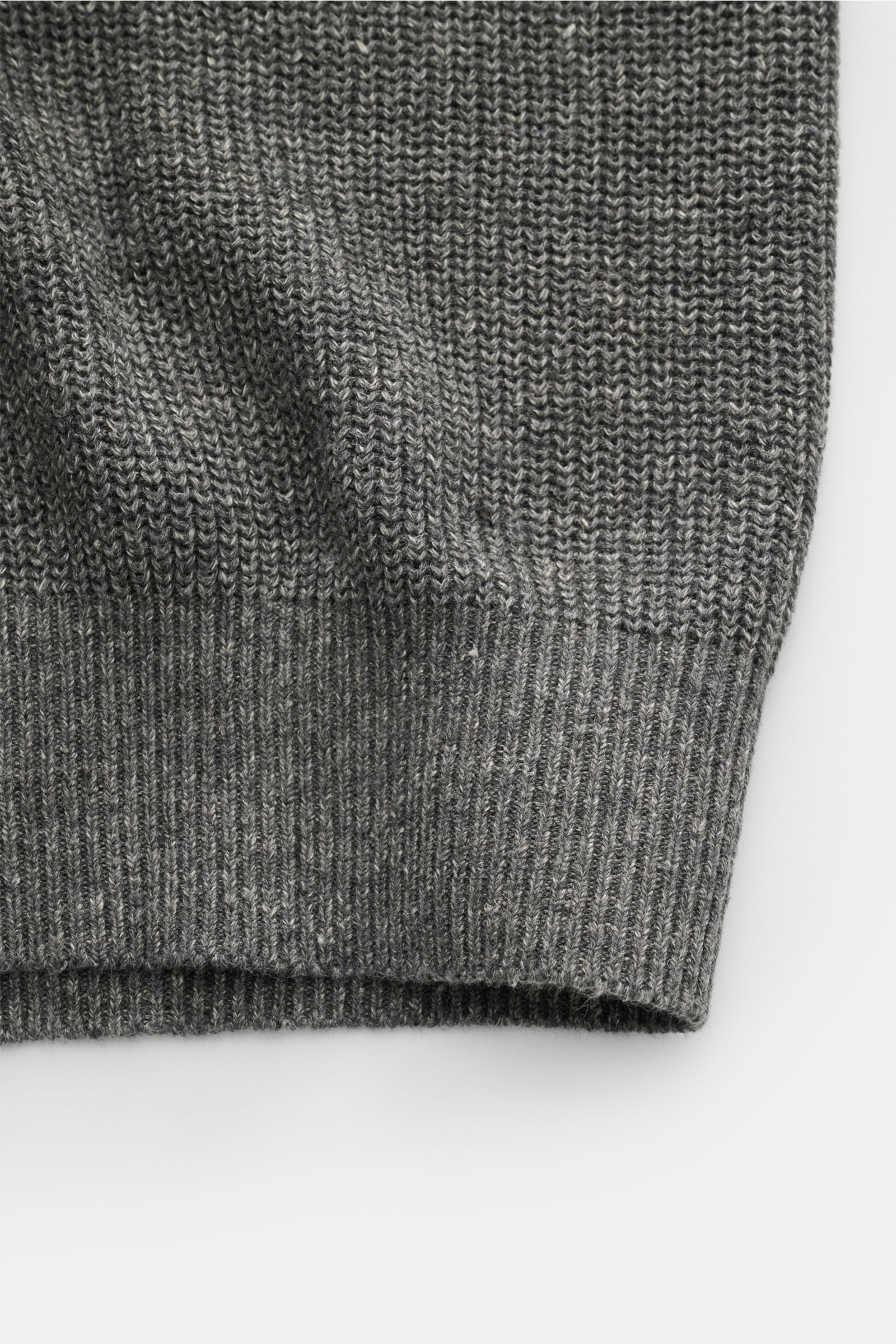 Close-up front view of the Brunello Cucinelli Kurzarmpullover dunkelgrau meliert, showing fine patent knit in linen-cotton blend with slim fit and narrow contrasting sleeve edges.

Dieser zeitlose, vielseitige Kurzarmpullover von BRUNELLO CUCINELLI aus
