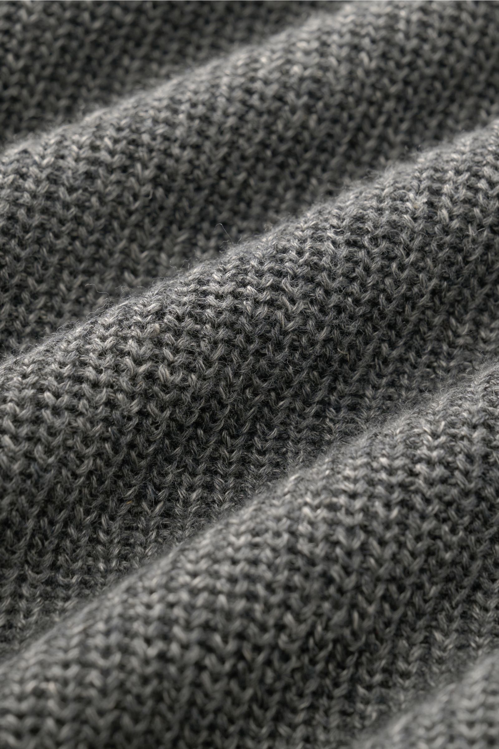 Close-up front view of the textured knit fabric of the Brunello Cucinelli Kurzarmpullover dunkelgrau meliert, showing fine patent stitch and soft linen-cotton blend.

Dieser zeitlose, vielseitige Kurzarmpullover von BRUNELLO CUCINELLI aus edlem Leinen-
