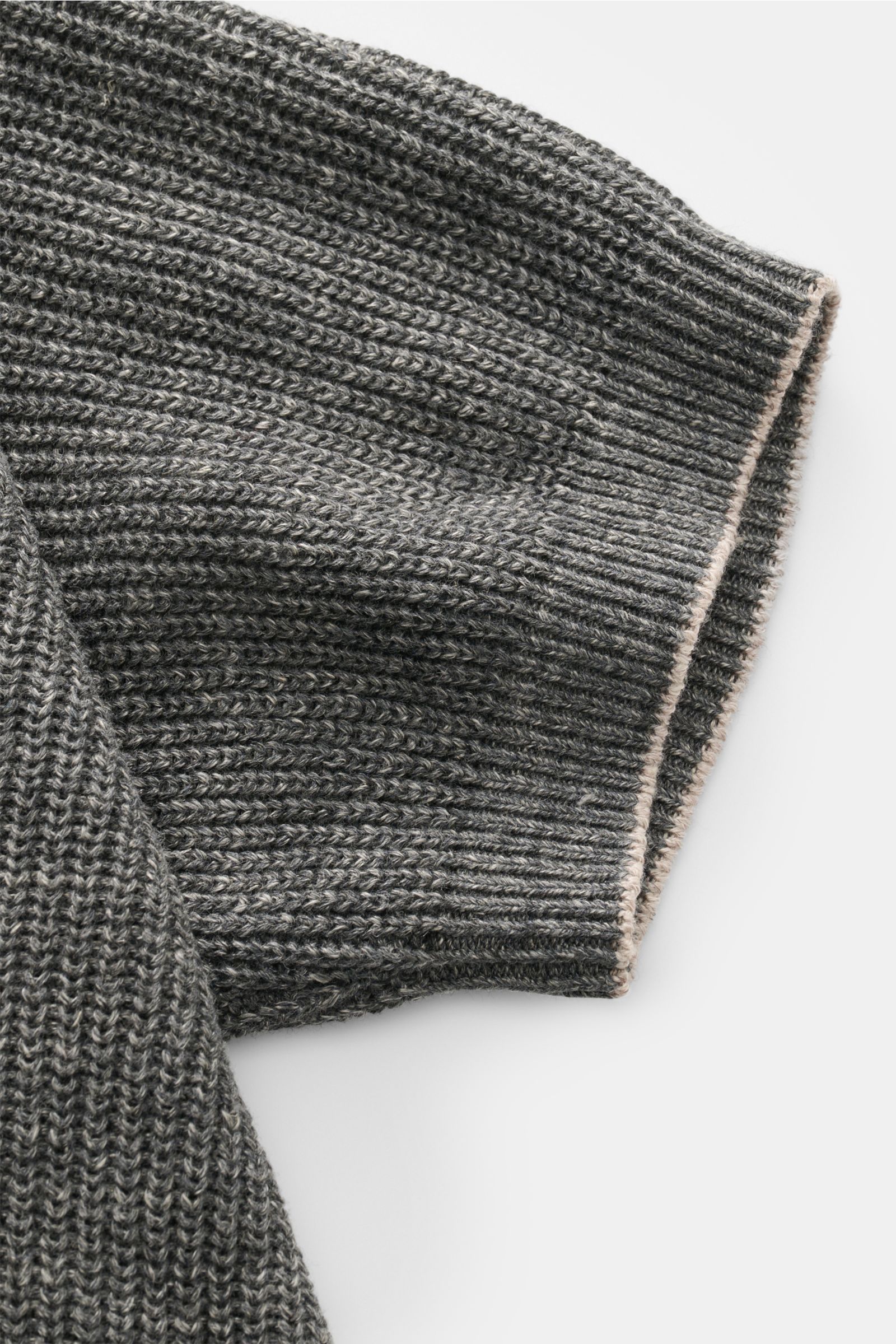 Close-up of Brunello Cucinelli Kurzarmpullover dunkelgrau meliert sleeve showing fine patent knit, slim fit, and narrow contrast edges from top view.

Description: Dieser zeitlose, vielseitige Kurzarmpullover von BRUNELLO CUCINELLI aus edlem Leinen-Bau