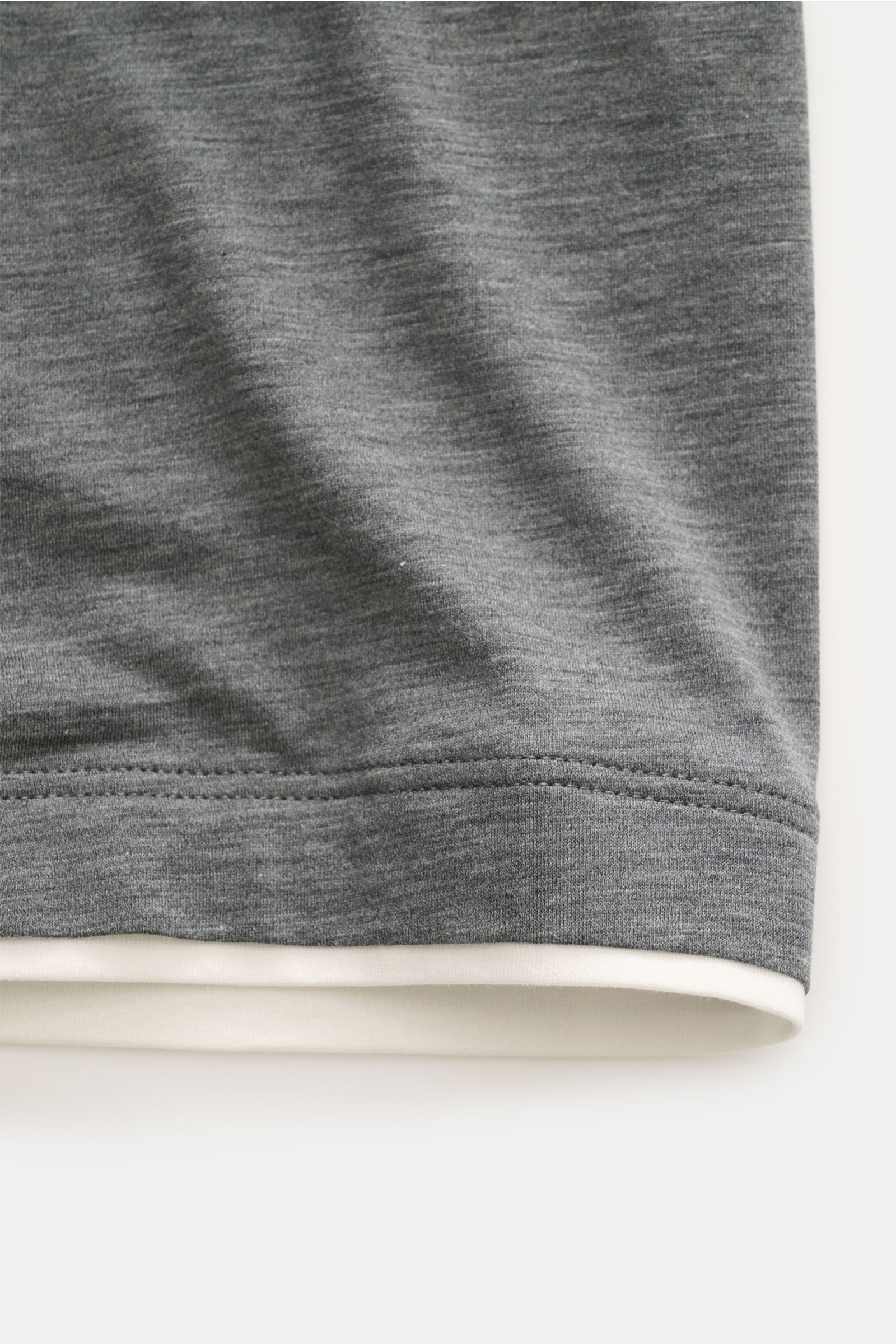 Brunello Cucinelli Rundhals-T-Shirt dunkelgrau meliert/creme close-up of soft fabric and hem, photographed from front side, showing texture and stitching.

BRUNELLO CUCINELLI liefert mit diesem legeren T-Shirt aus luxuriöser Seiden-Baumwollmischung ein