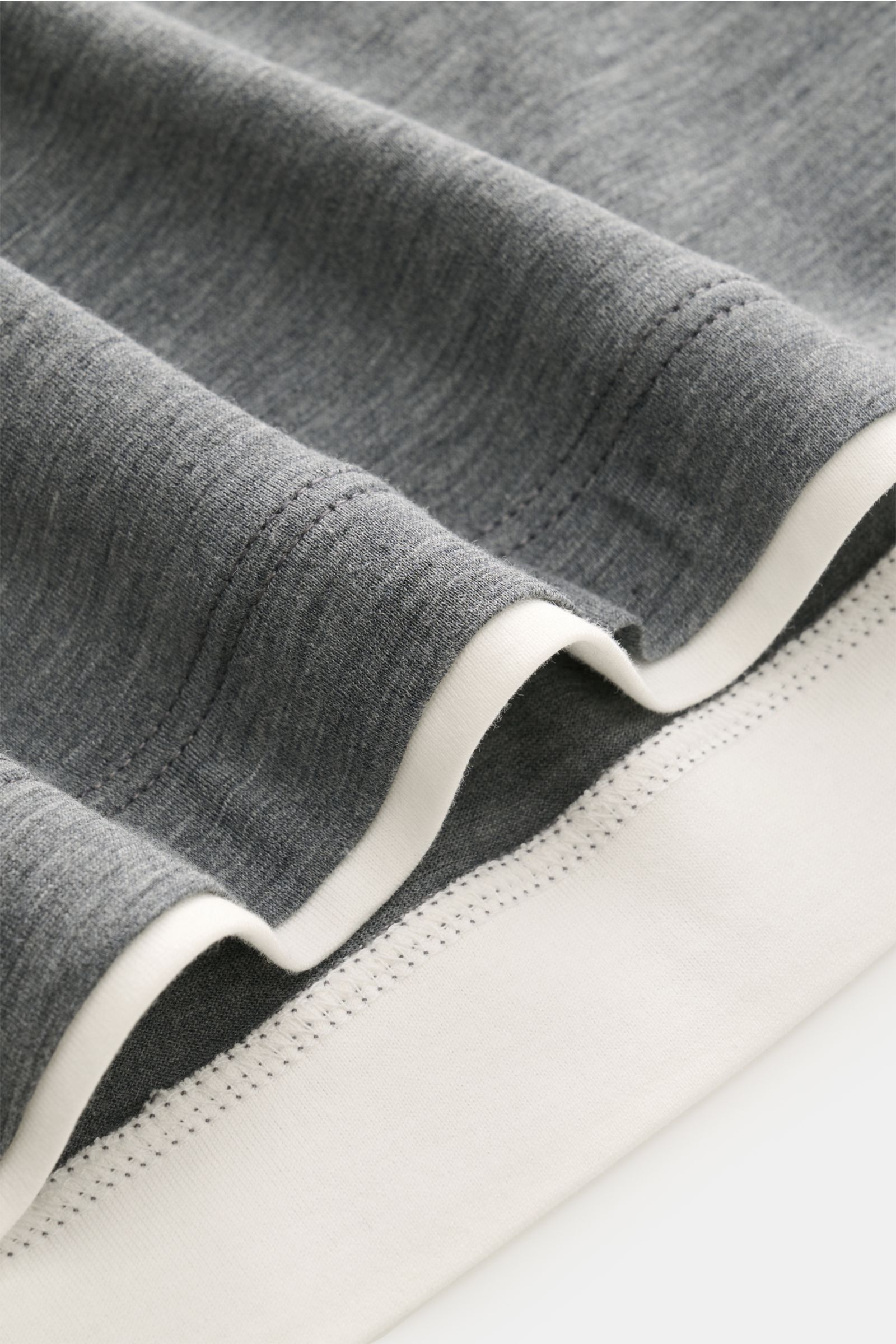 Alt tag (125 characters max):
Close-up from above of Brunello Cucinelli Rundhals-T-Shirt dunkelgrau meliert/creme showing fabric texture and stitching.

Additional description:
BRUNELLO CUCINELLI liefert mit diesem legeren T-Shirt aus luxuriöser Seiden