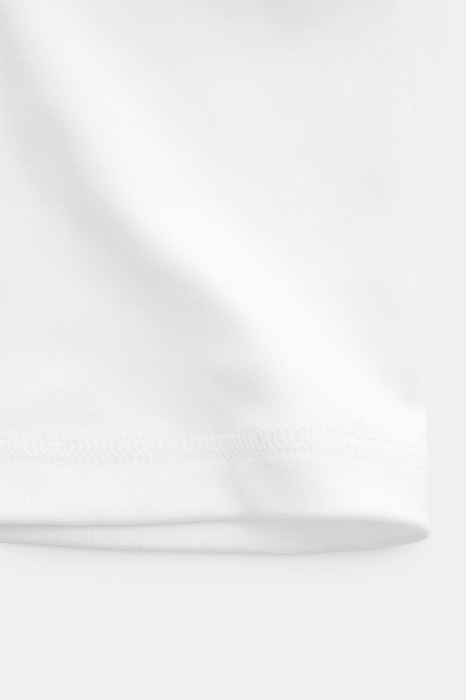 Front view of the Brunello Cucinelli Henley-Shirt weiß, a slim fit white Henley with three-button placket, tonal overlock seams, made from soft, elastic cotton-modal Feinripp fabric, perfect for spring and summer.