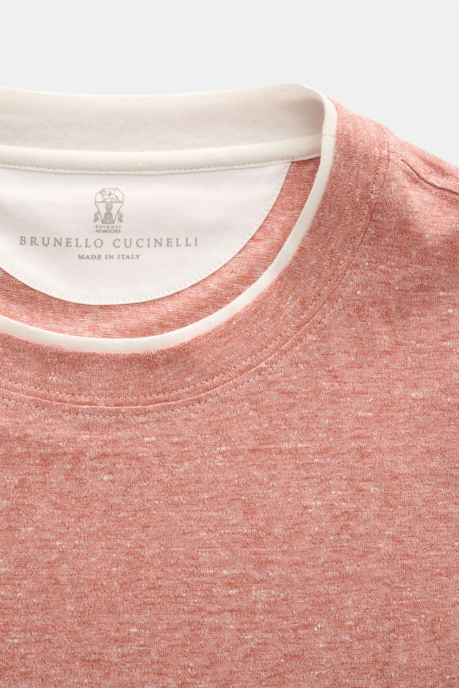 Brunello Cucinelli Rundhals-T-Shirt hellrot meliert/creme shown from a top close-up view of the neckline and fabric texture.  
BRUNELLO CUCINELLI liefert mit diesem komfortablen T-Shirt aus luxuriöser Leinen-Baumwollmischung ein unverzichtbares Basic f