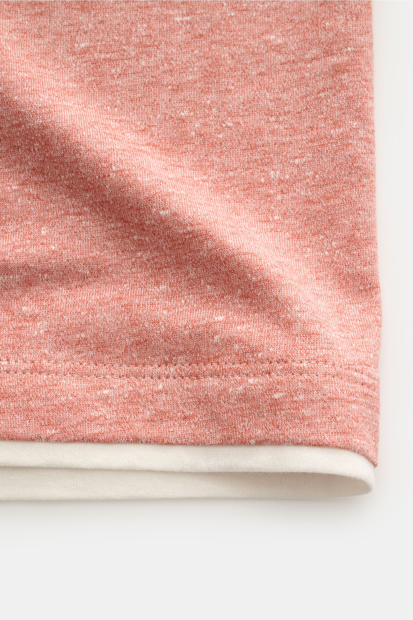 Alt tag (125 characters max):
Close-up front view of Brunello Cucinelli Rundhals-T-Shirt hellrot meliert/creme fabric texture and hem detail.

Additional description:
BRUNELLO CUCINELLI liefert mit diesem komfortablen T-Shirt aus luxuriöser Leinen-Baum