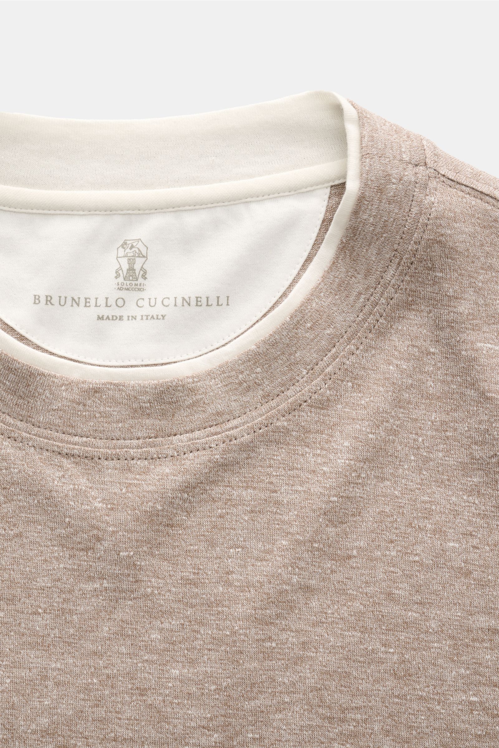 Close-up front view of Brunello Cucinelli Rundhals-T-Shirt taupe meliert/creme showing round neckline and soft linen-cotton blend fabric.

BRUNELLO CUCINELLI liefert mit diesem komfortablen T-Shirt aus luxuriöser Leinen-Baumwollmischung ein unverzichtb