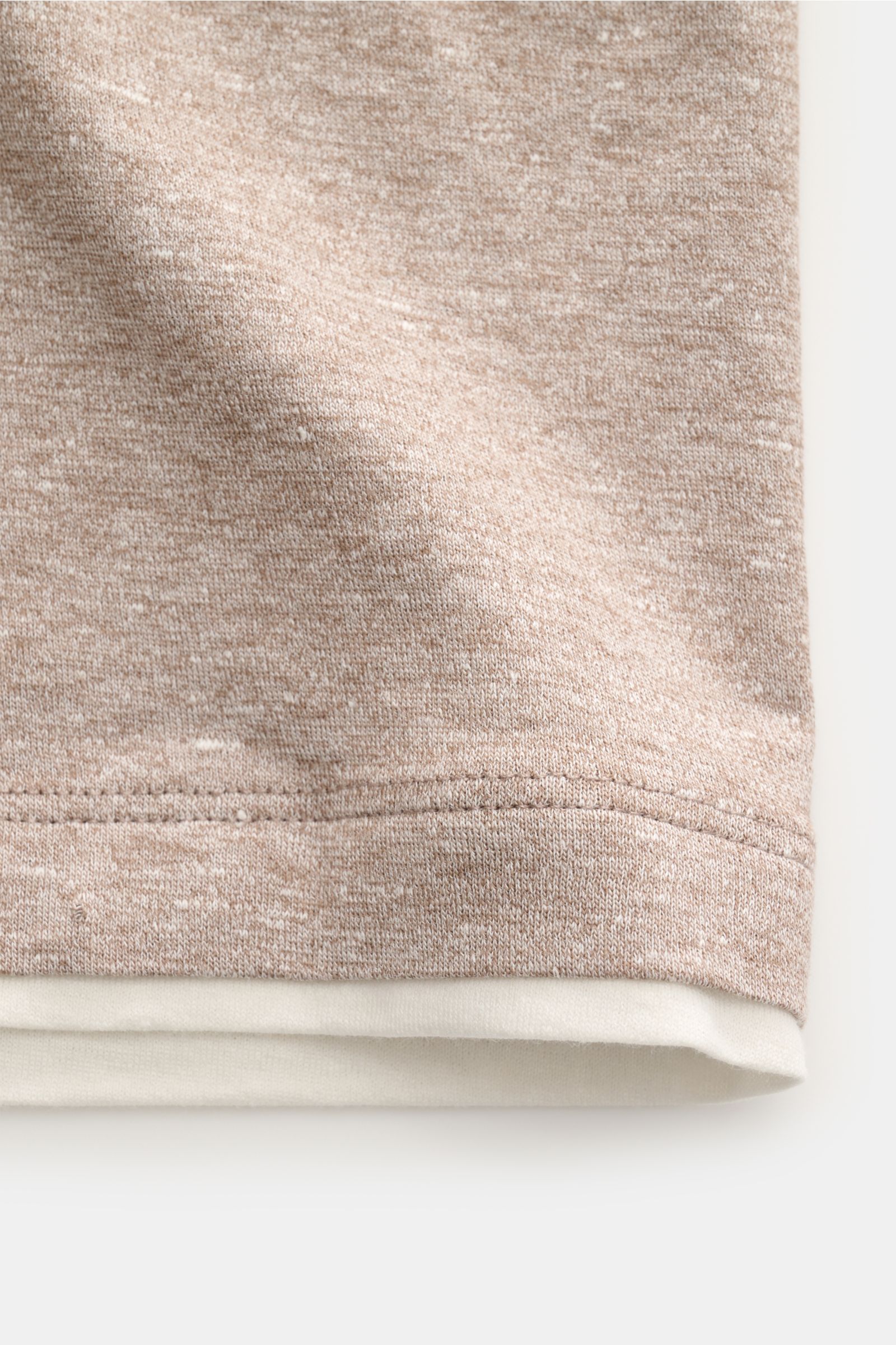 Alt tag (124 characters):
Close-up from the side of Brunello Cucinelli Rundhals-T-Shirt taupe meliert/creme showing fabric texture and hem details.

Additional description:
BRUNELLO CUCINELLI liefert mit diesem komfortablen T-Shirt aus luxuriöser Leine