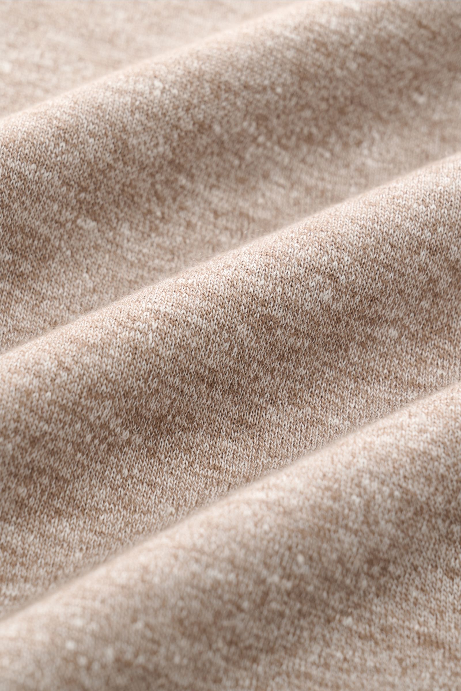 Close-up view of the fabric texture of the Brunello Cucinelli Rundhals-T-Shirt taupe meliert/creme, showing its soft linen-cotton blend.

BRUNELLO CUCINELLI liefert mit diesem komfortablen T-Shirt aus luxuriöser Leinen-Baumwollmischung ein unverzichtba