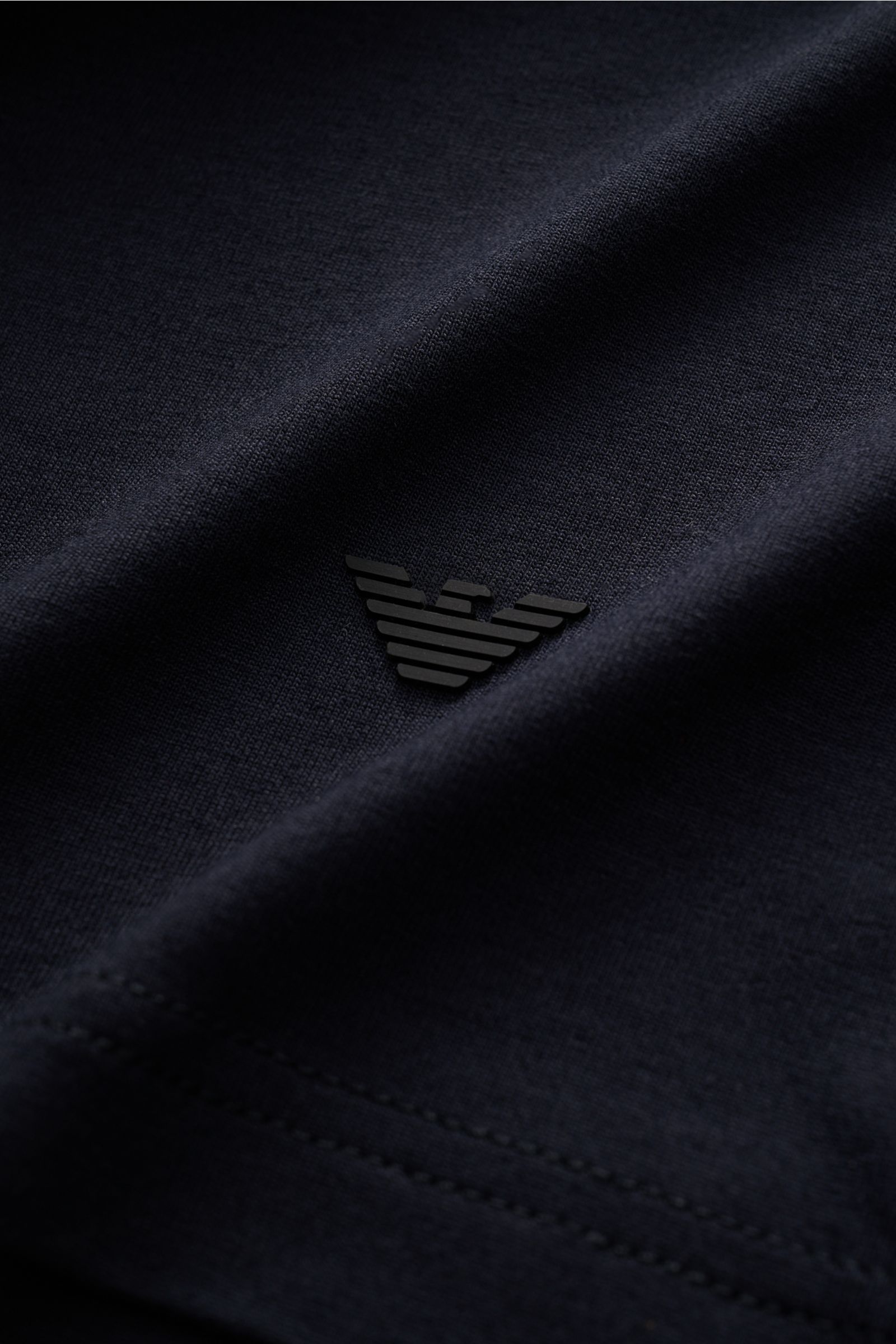 Emporio Armani Rundhals-T-Shirt navy Detailaufnahme von nah, Jersey aus Viskose mit Stretch, Extra Slim Fit, Rundhalsausschnitt und gummiertem Logo am Saum.