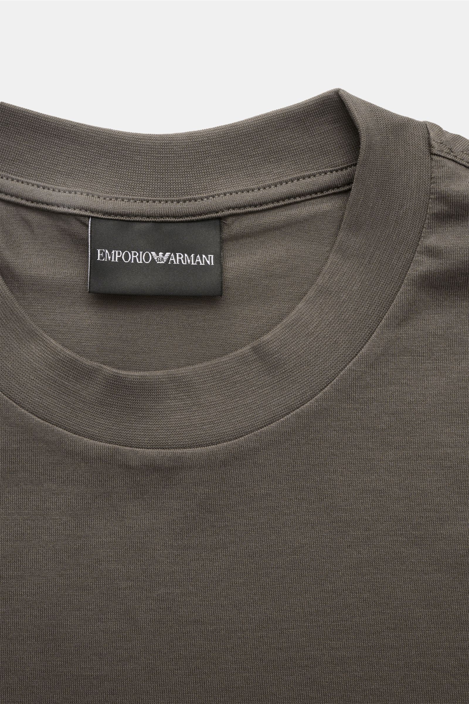 Emporio Armani Rundhals-T-Shirt graubraun, Nahaufnahme von Rundhalsausschnitt und Label, Jersey aus Lyocell-Baumwolle, Regular Fit, glatter Griff, gummiertes Logo frontseitig.