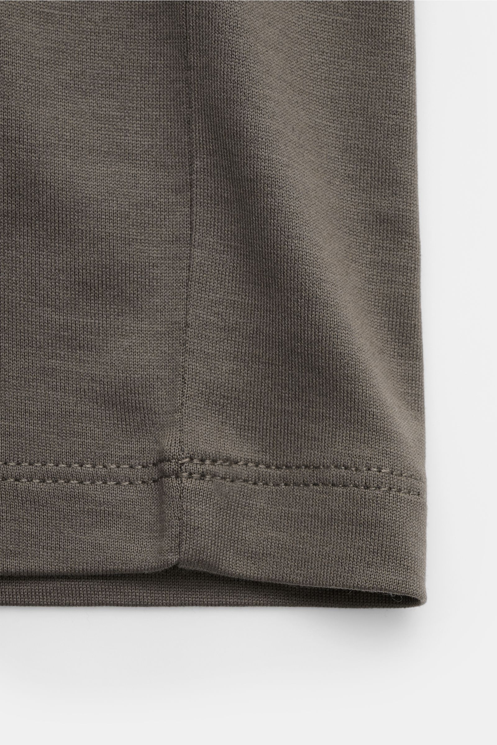 Emporio Armani Rundhals-T-Shirt graubraun, Detailansicht Saum mit Logo-Patch, Jersey aus Lyocell-Baumwolle, glatter Griff, Regular Fit, Rundhalsausschnitt, gummiertes Frontlogo.