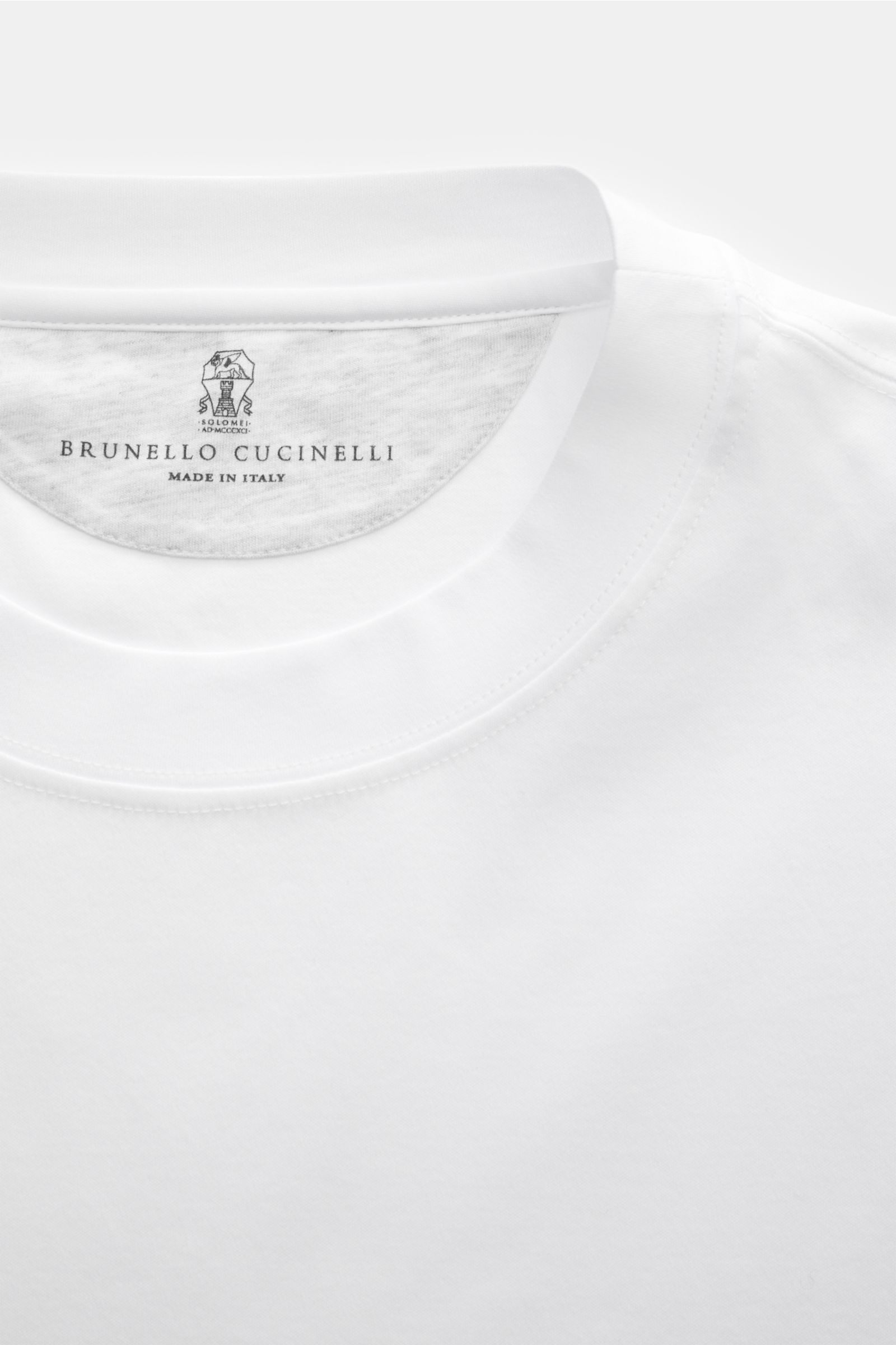 Brunello Cucinelli Rundhals-Longsleeve weiß, Detailansicht von oben, weicher Baumwolljersey, Slim Fit, Rundhalsausschnitt, kurze Saumschlitze, leichte Qualität, ideal für Freizeit-Looks.