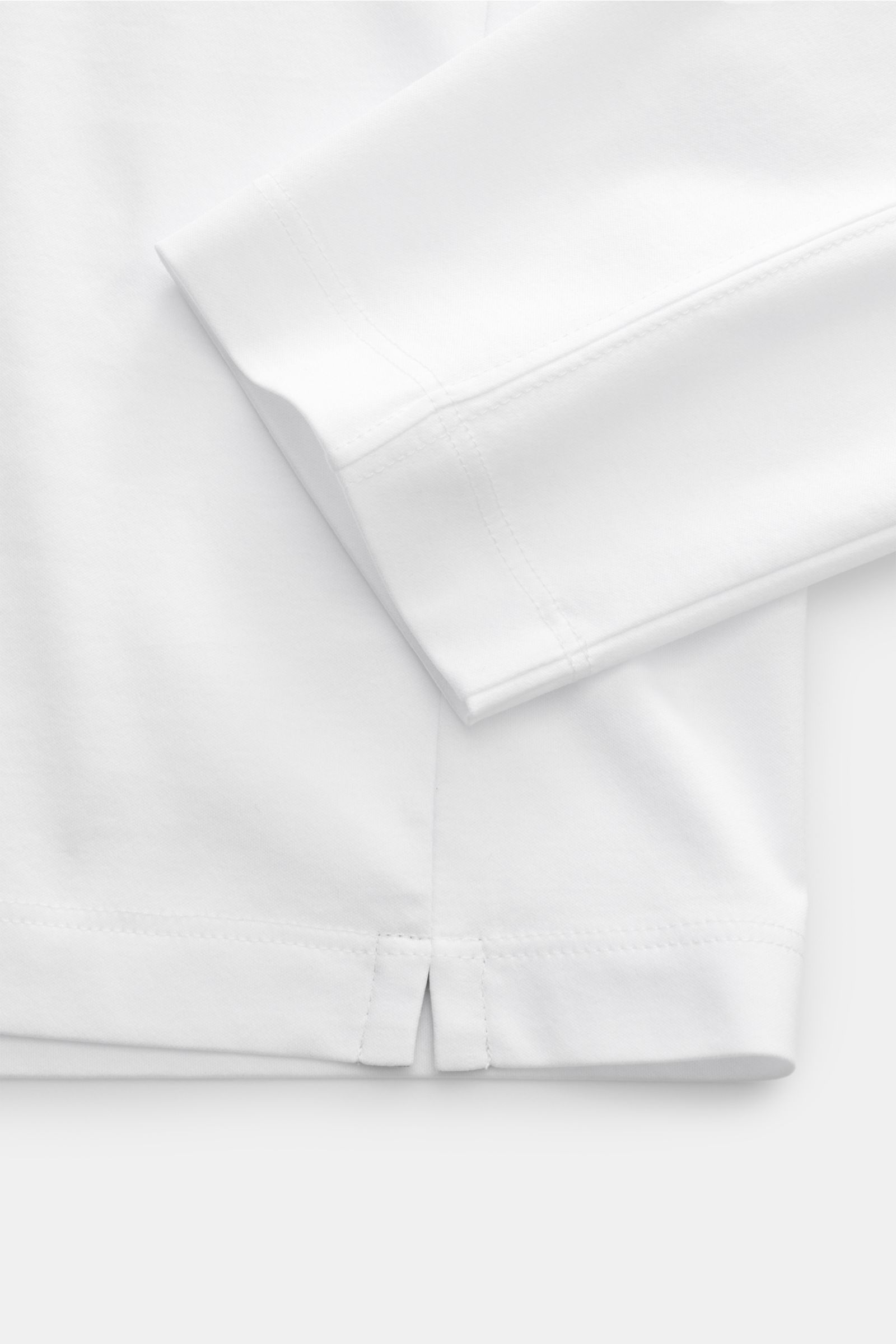 Brunello Cucinelli Rundhals-Longsleeve weiß, Detailaufnahme Saum und Ärmel, weicher Baumwoll-Jersey, Slim Fit, kurze Saumschlitze, leichte Qualität.