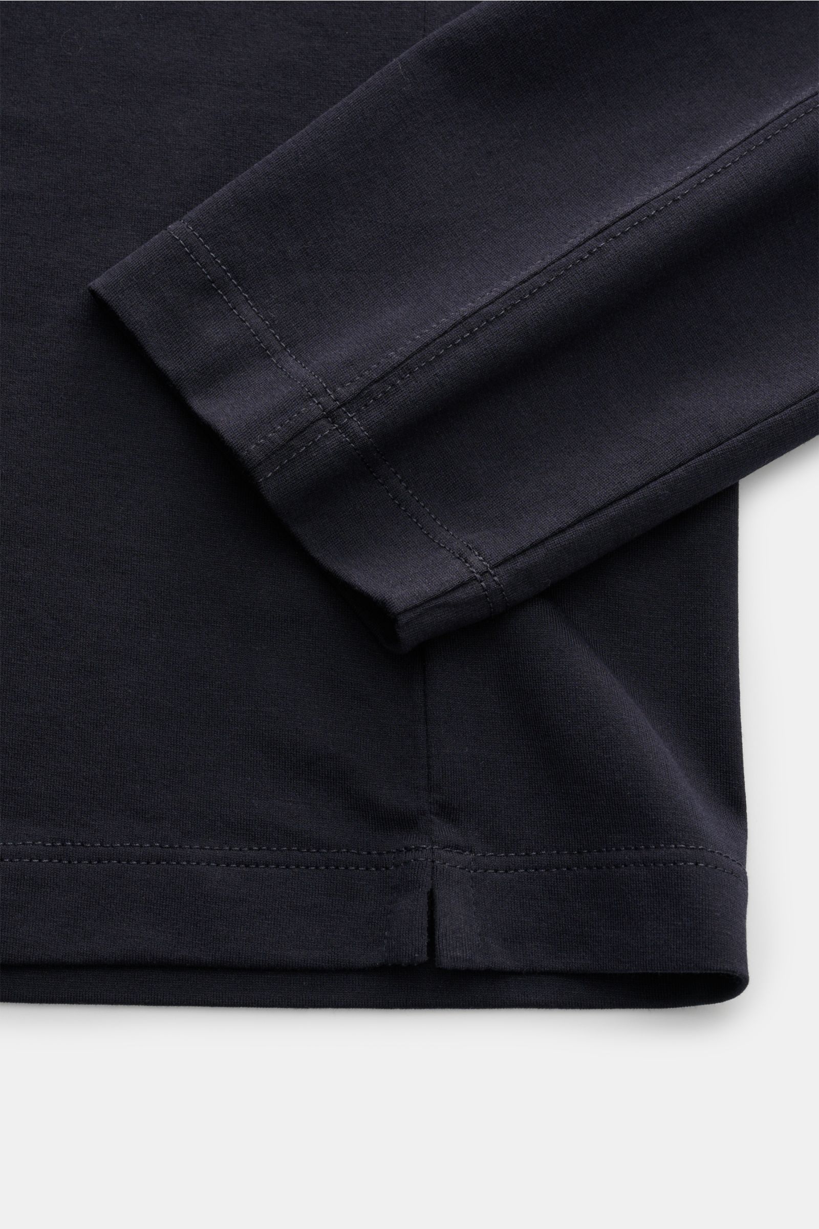 Brunello Cucinelli Rundhals-Longsleeve navy im Detail, Nahaufnahme von Ärmel und Saum mit kurzen Schlitzen, weicher Baumwolljersey, Slim Fit.