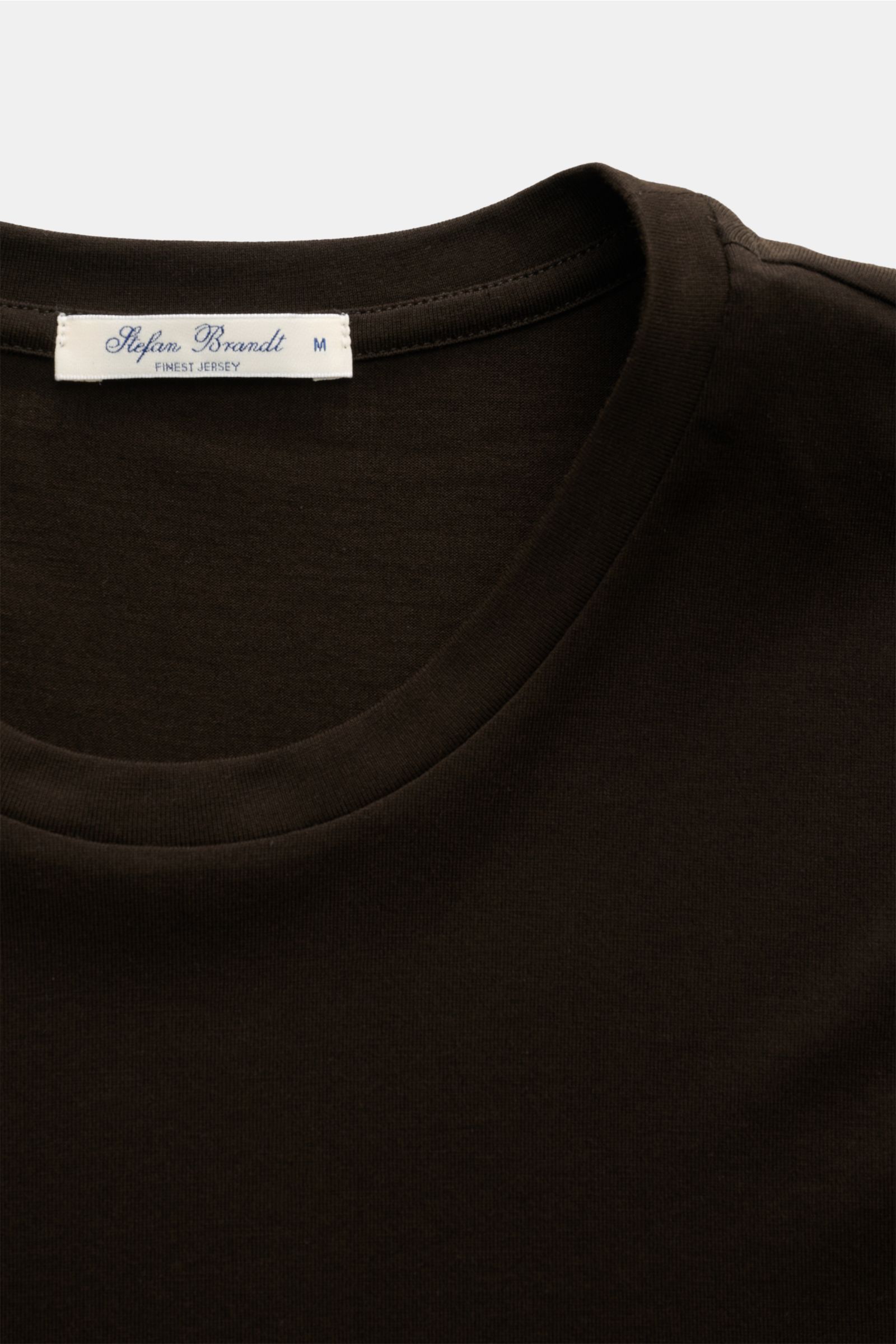 Stefan Brandt Crew neck long sleeve 'Enno' dark brown shown close-up from above, pure Pima cotton, fine jersey, soft feel, slim fit. With the long sleeve 'Enno' in fine cotton jersey, STEFAN BRANDT presents a timeless essential – well-made, durable and