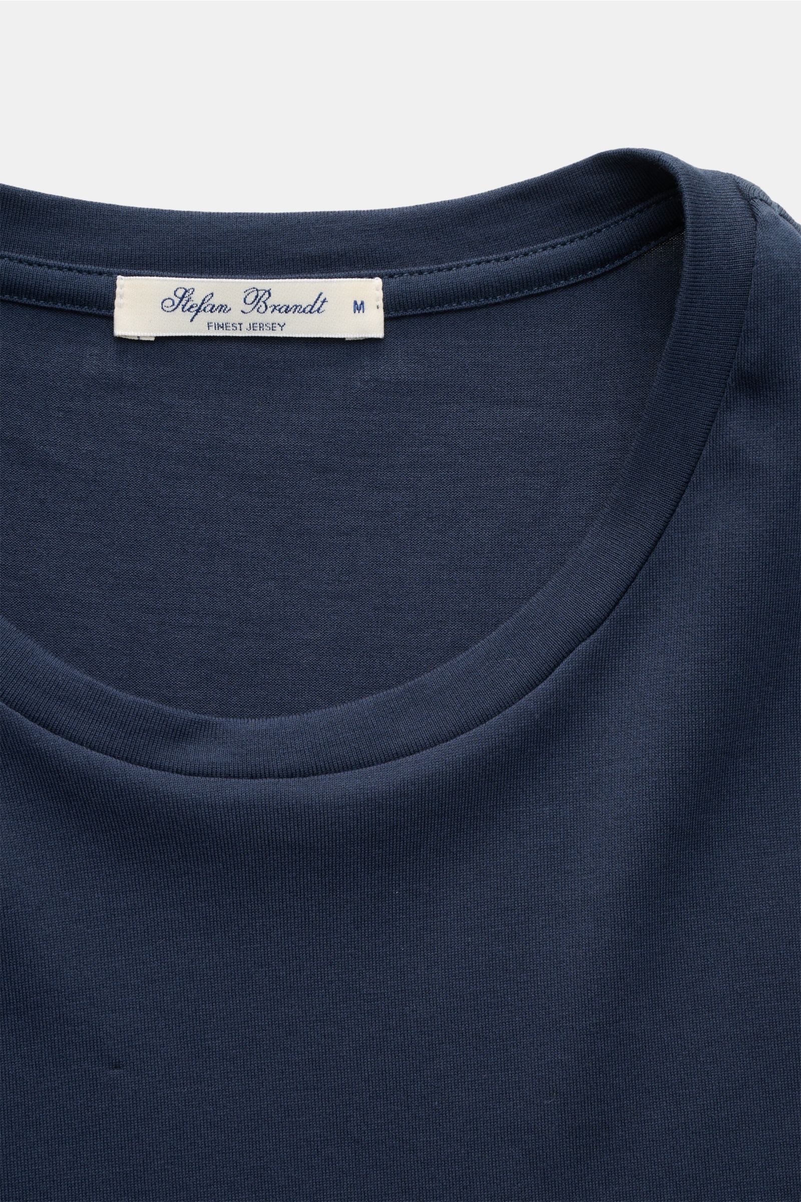 Stefan Brandt Rundhals-Longsleeve 'Enno' dunkelblau, Detailaufnahme von oben, Slim Fit aus reiner Pima-Baumwolle, feinem Jersey, weich.