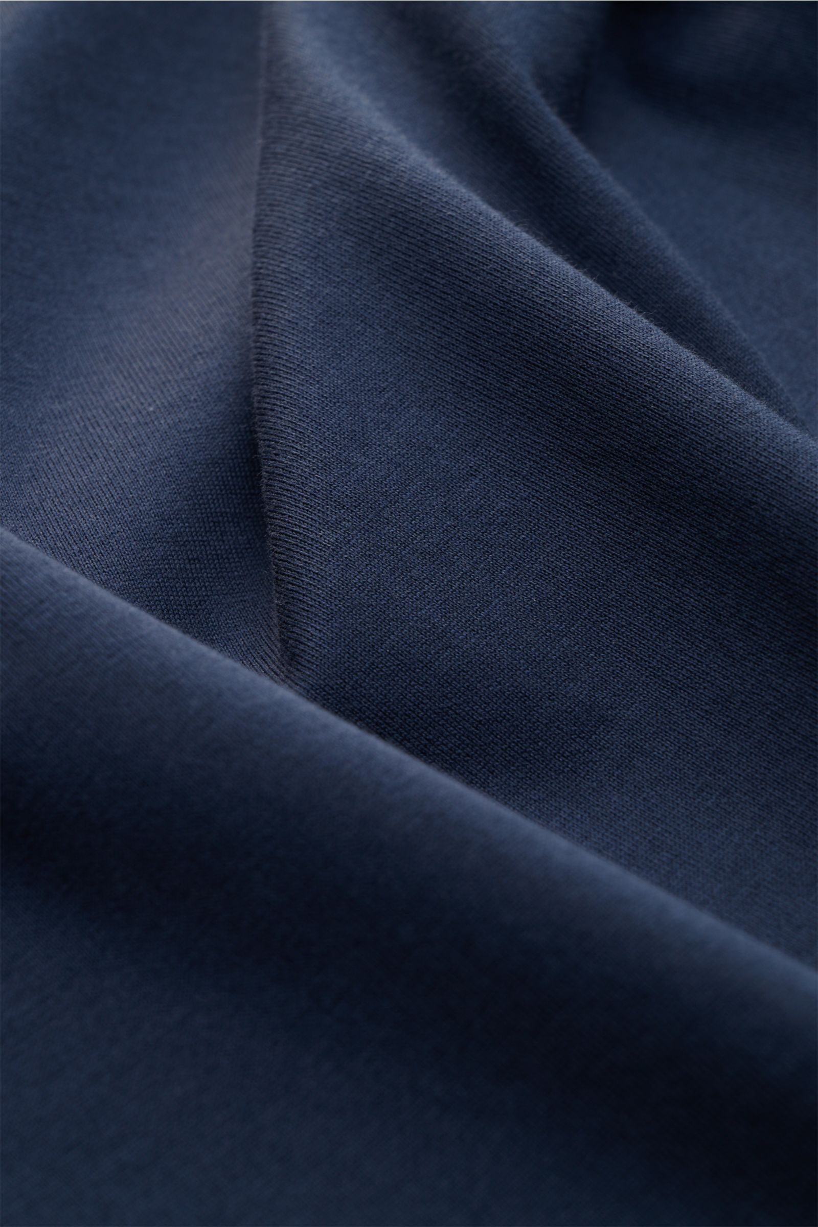 Nahaufnahme des dunkelblauen Stefan Brandt Rundhals-Longsleeve 'Enno' aus feinem Pima-Baumwolle-Jersey mit weichem, glattem Griff.