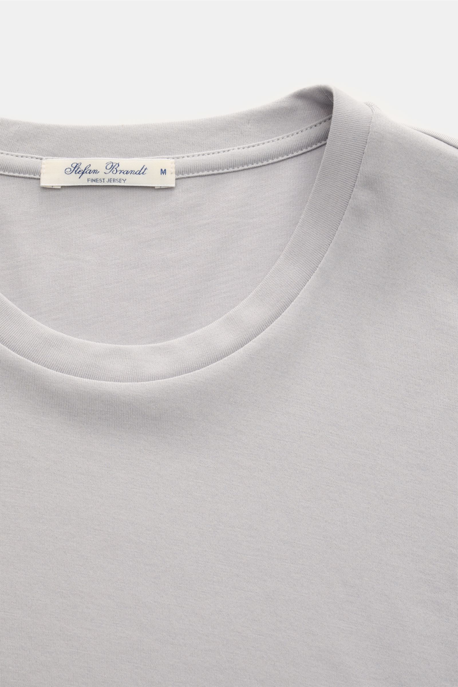 Stefan Brandt Rundhals-Longsleeve 'Enno' hellgrau, Slim Fit, feiner Pima-Baumwoll-Jersey, weicher Griff, Nahaufnahme des Rundhalsausschnitts frontal.