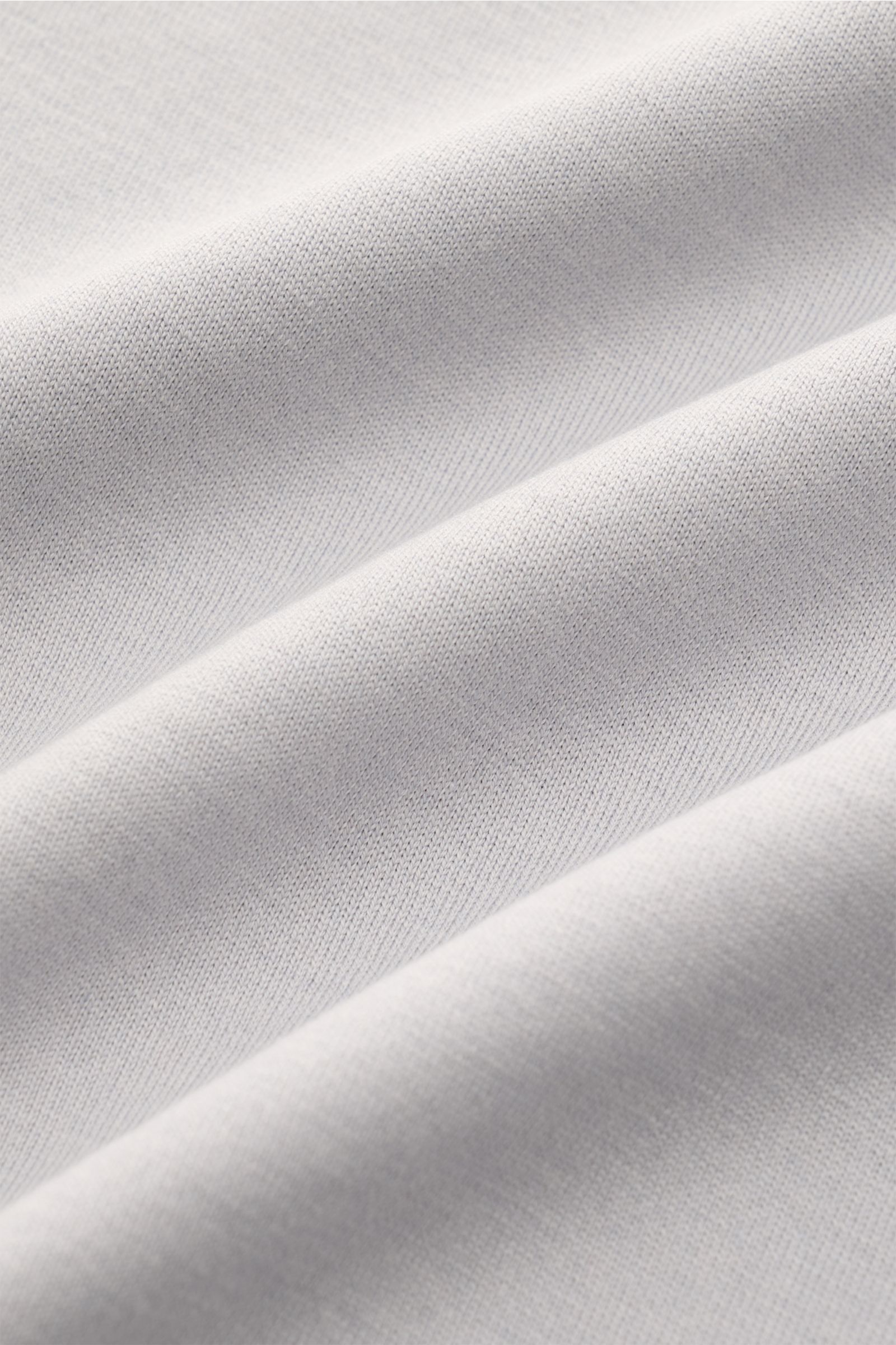 Stefan Brandt Rundhals-Longsleeve 'Enno' hellgrau in Nahaufnahme, feine Pima-Baumwolle, Jersey, Slim Fit, weicher Griff, Rundhalsausschnitt.