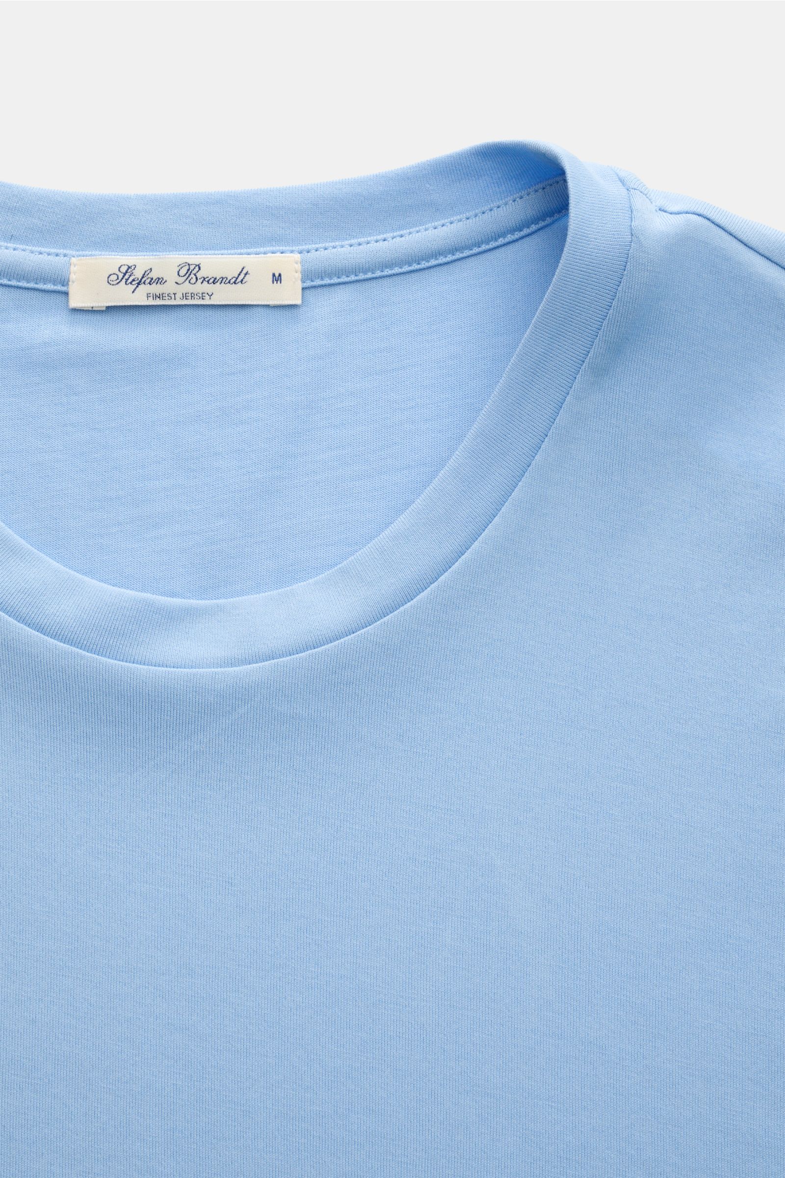 Stefan Brandt Rundhals-Longsleeve 'Enno' hellblau, Slim Fit aus reiner Pima-Baumwolle, feiner Jersey, weicher Griff, Nahaufnahme vom Rundhalsausschnitt.