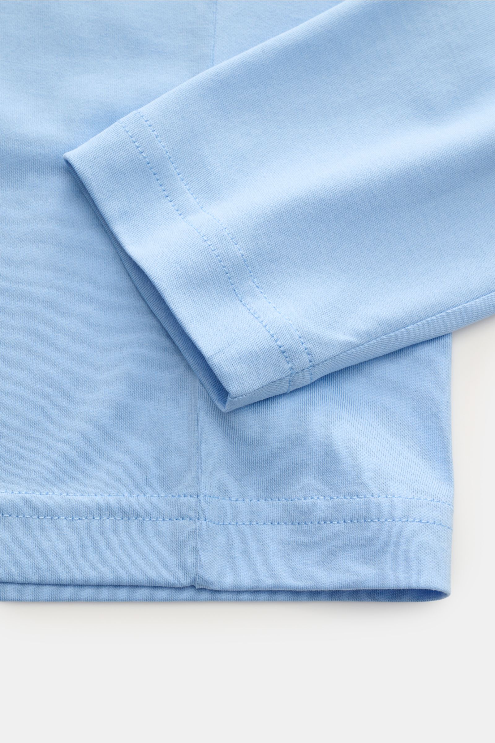 Stefan Brandt Rundhals-Longsleeve 'Enno' hellblau, Detailaufnahme von Ärmeln und Saum, Slim Fit aus feiner Pima-Baumwolle, weicher Jersey-Griff.