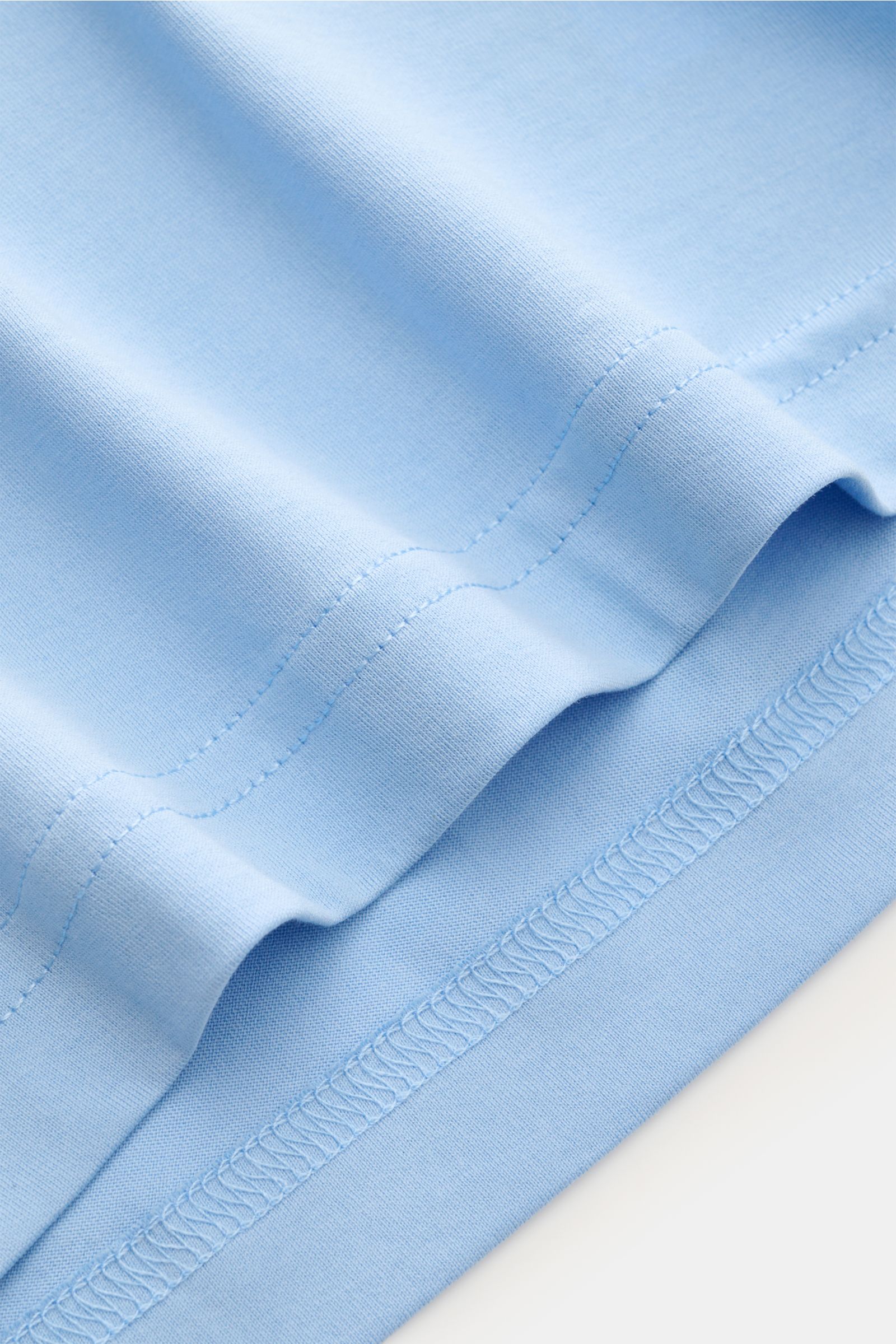 Stefan Brandt Rundhals-Longsleeve 'Enno' hellblau in Nahaufnahme, feine Jersey-Qualität aus reiner Pima-Baumwolle, Slim Fit, weicher Griff.