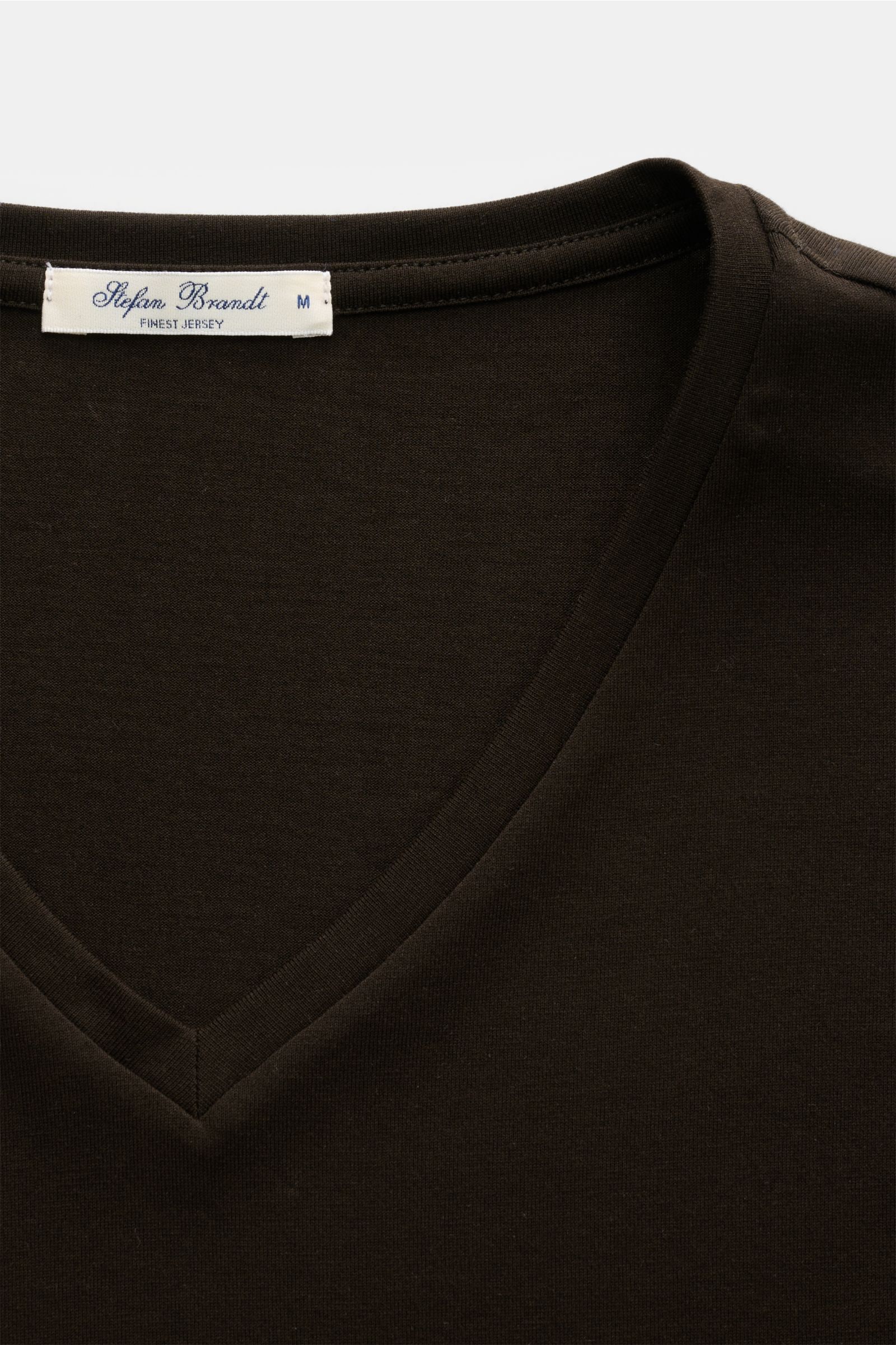 Nahaufnahme von Stefan Brandt V-Neck Longsleeve 'Artur' dunkelbraun mit V-Ausschnitt aus weicher, biologischer Pima-Baumwolle in Slim Fit.