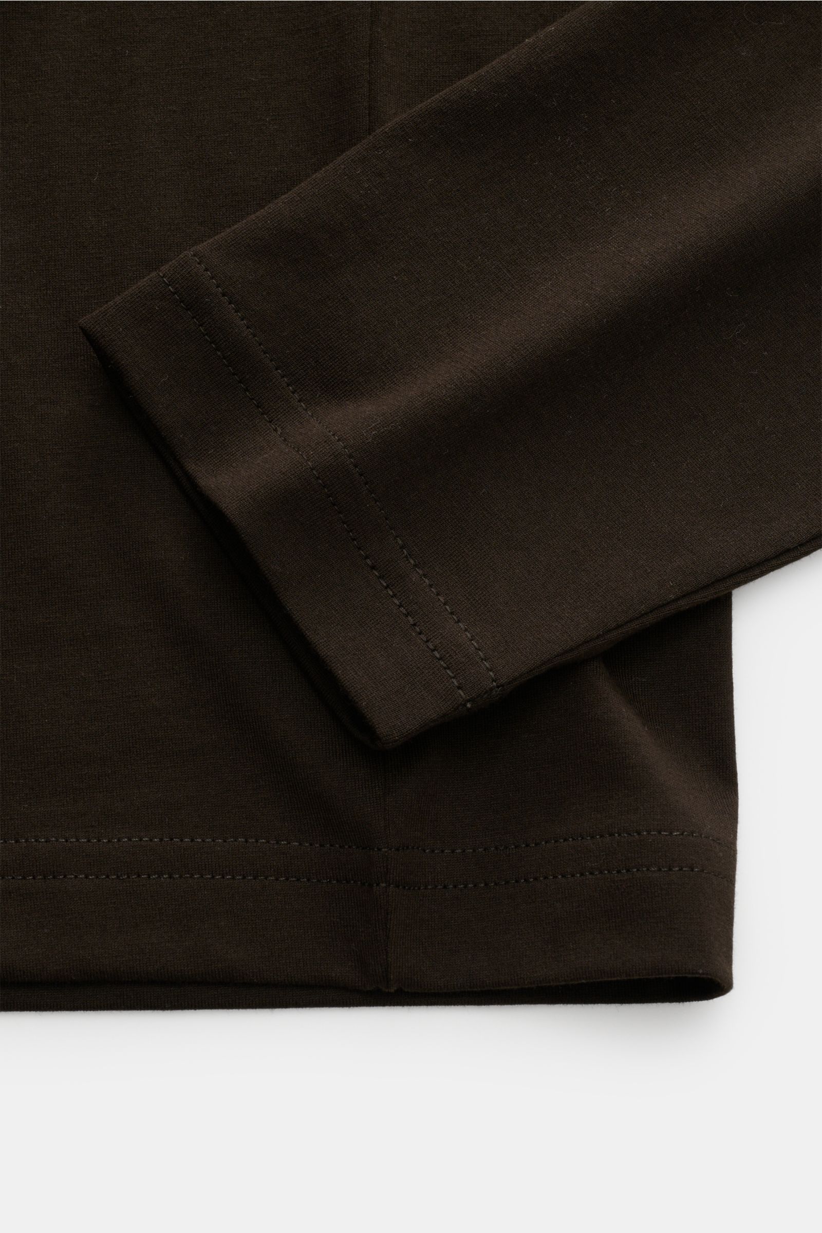 Nahaufnahme des dunkelbraunen Stefan Brandt V-Neck Longsleeve 'Artur' von unten mit Fokus auf Saum und Ärmel, Slim Fit, Pima-Baumwolle.