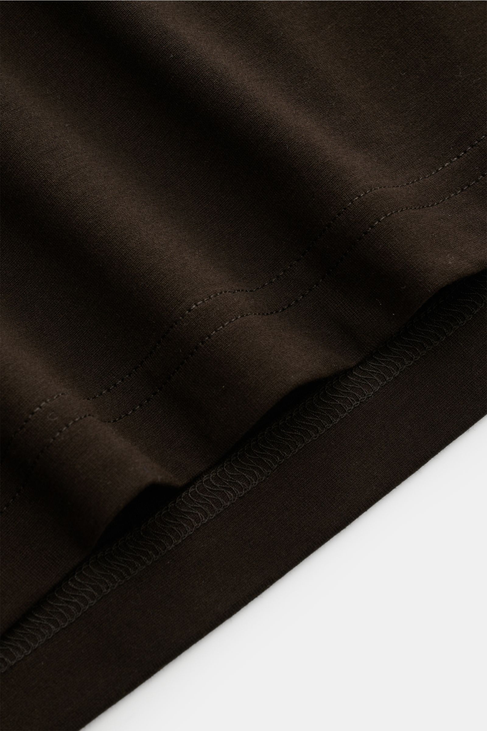 Stefan Brandt V-Neck Longsleeve 'Artur' dunkelbraun in Nahaufnahme, Detailansicht der feinen Jersey-Qualität aus biologischer Pima-Baumwolle, Slim Fit mit V-Ausschnitt, sehr weicher, seidiger Griff.