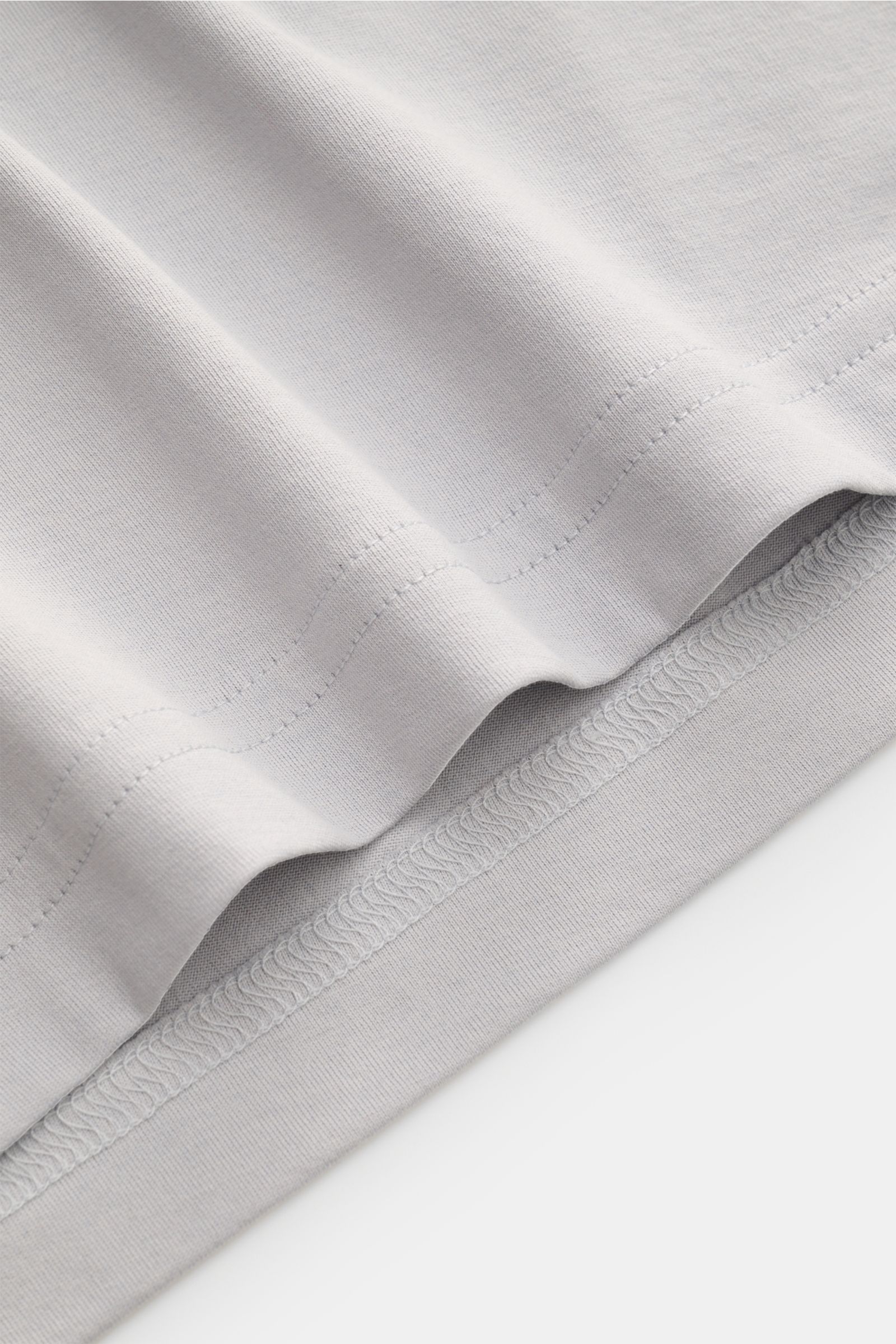 Nahaufnahme der Saumnaht des Stefan Brandt V-Neck Longsleeve 'Artur' hellgrau aus weicher, biologischer Pima-Baumwolle, Slim Fit.