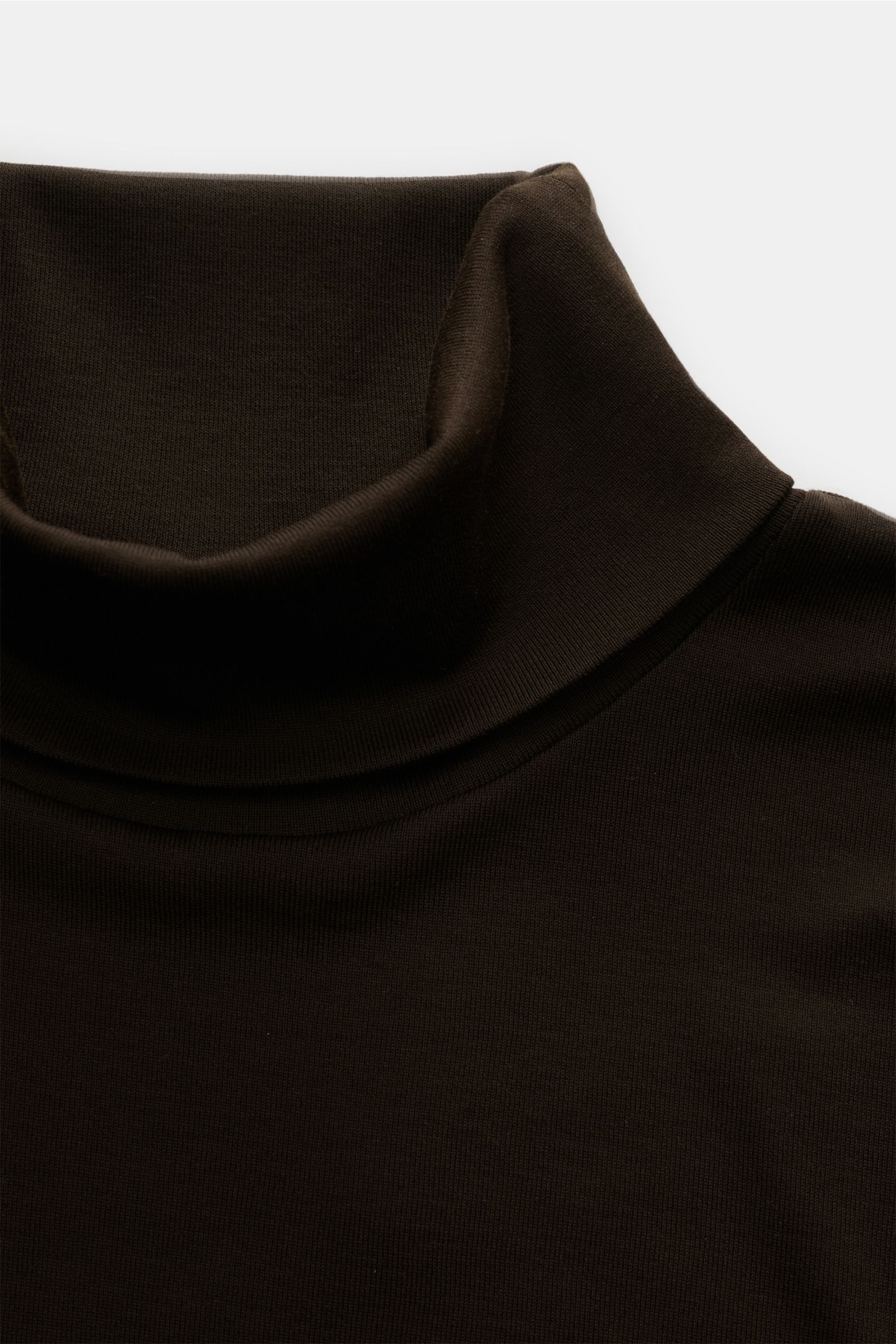 Stefan Brandt Rollkragen-Longsleeve 'Eli' dunkelbraun aus softem Pima-Baumwoll-Jersey, Slim Fit, weicher Griff, Detailaufnahme von oben.