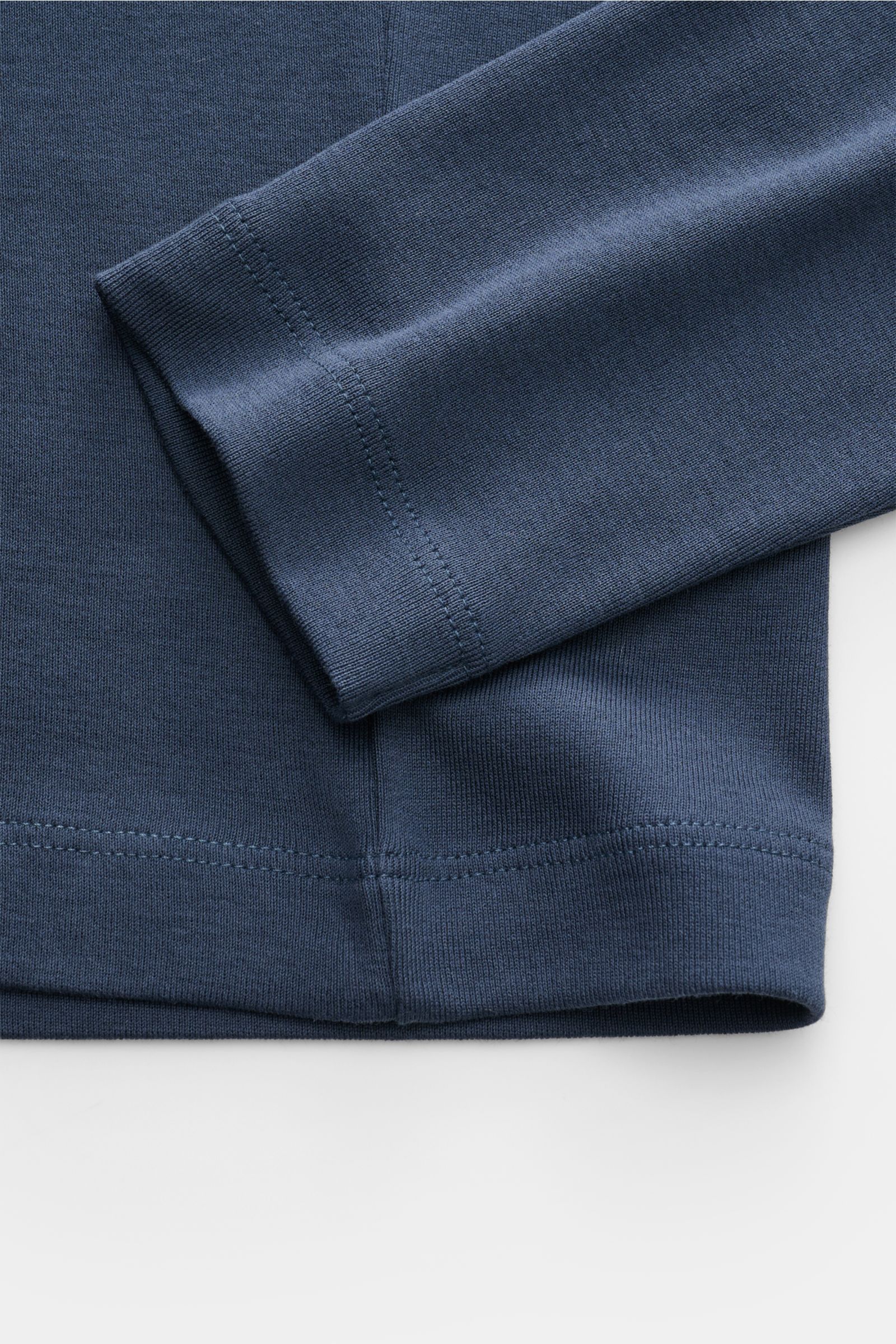 Stefan Brandt Rollkragen-Longsleeve 'Eli' dunkelblau in Slim Fit, weicher Pima-Baumwolle, Detailansicht von Ärmeln und Saum aus Jersey.