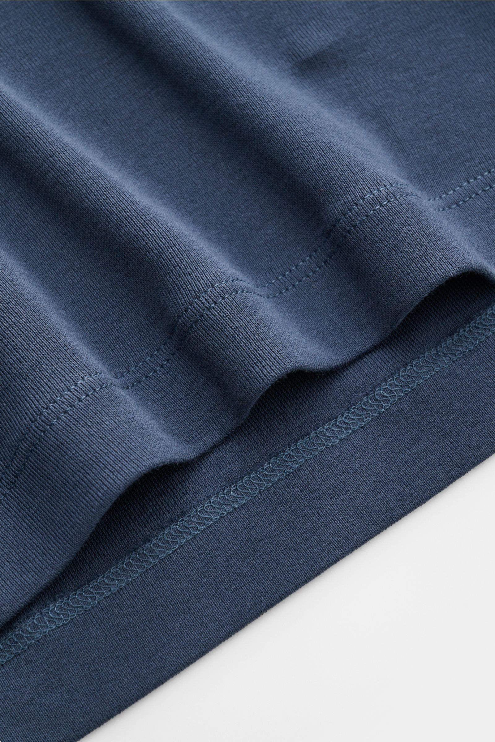 Nahaufnahme des dunkelblauen Stefan Brandt Rollkragen-Longsleeve 'Eli' aus softem Pima-Baumwoll-Jersey, Slim Fit mit weichem Griff.