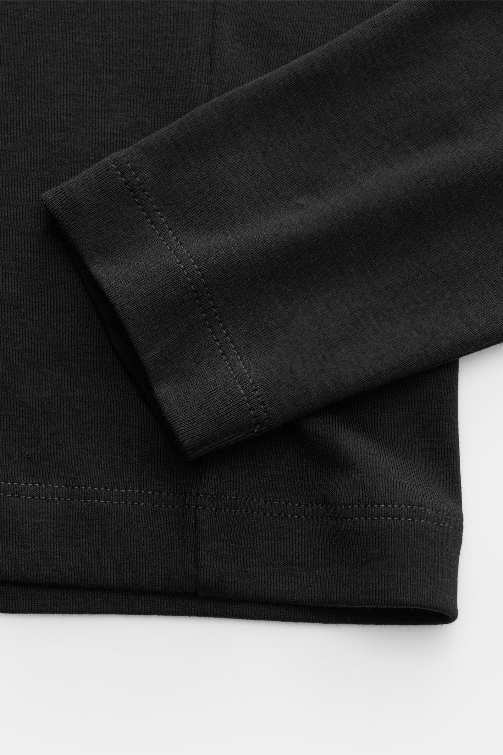 Stefan Brandt Rollkragen-Longsleeve 'Eli' schwarz, Detailaufnahme Ärmel und Saum, Slim Fit Jersey aus reiner Pima-Baumwolle.