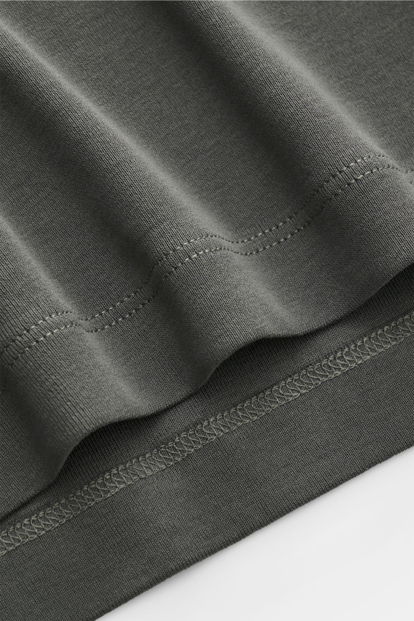 Nahaufnahme des dunkelgrauen Stefan Brandt Rollkragen-Longsleeve 'Eli' aus weichem Pima-Baumwoll-Jersey mit Slim Fit, Detail der feinen Naht.