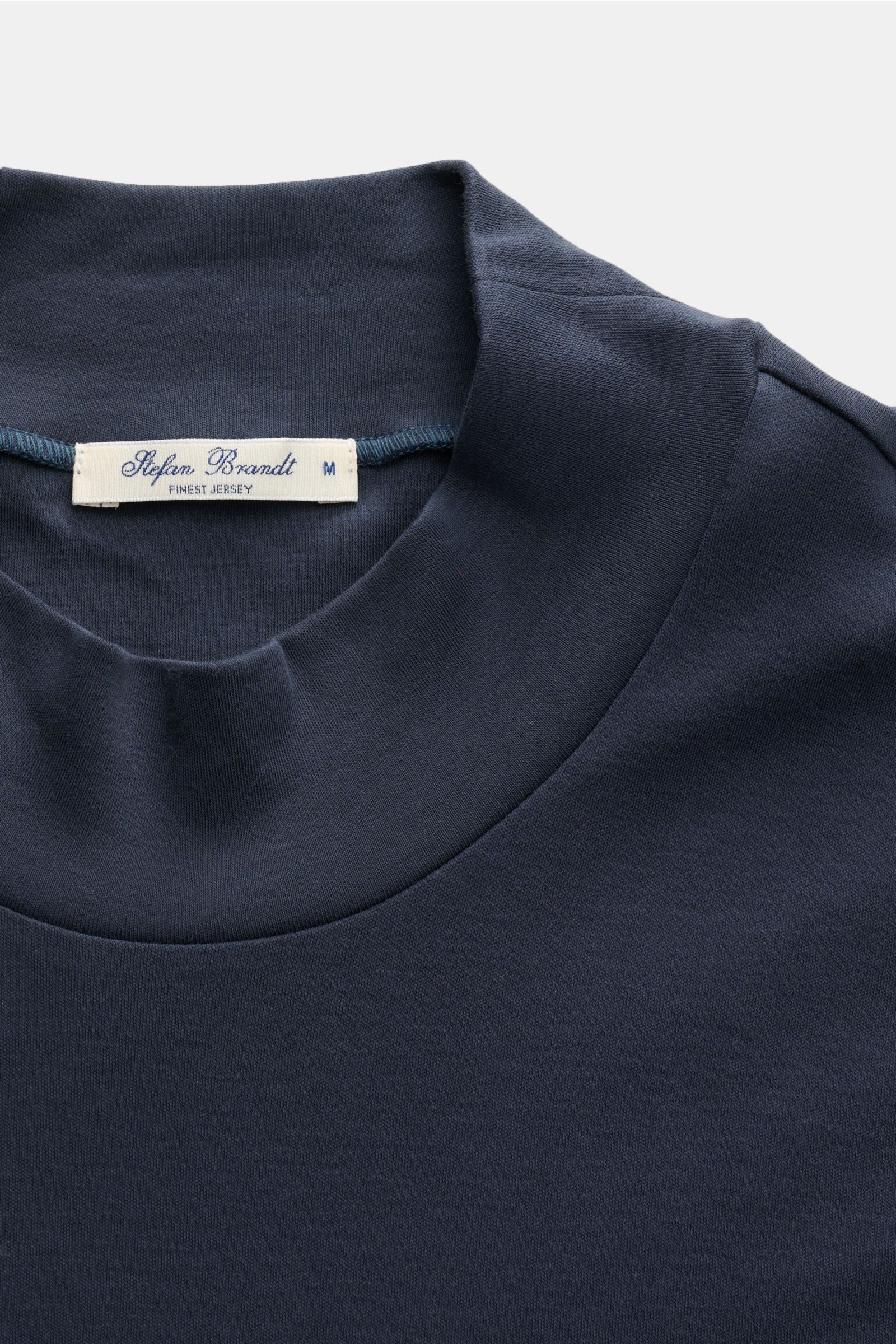 Stefan Brandt Longsleeve 'Eli' dunkelblau, Nahaufnahme von Stehkragen und Jersey aus reiner Pima-Baumwolle, Slim Fit, weicher Griff.
