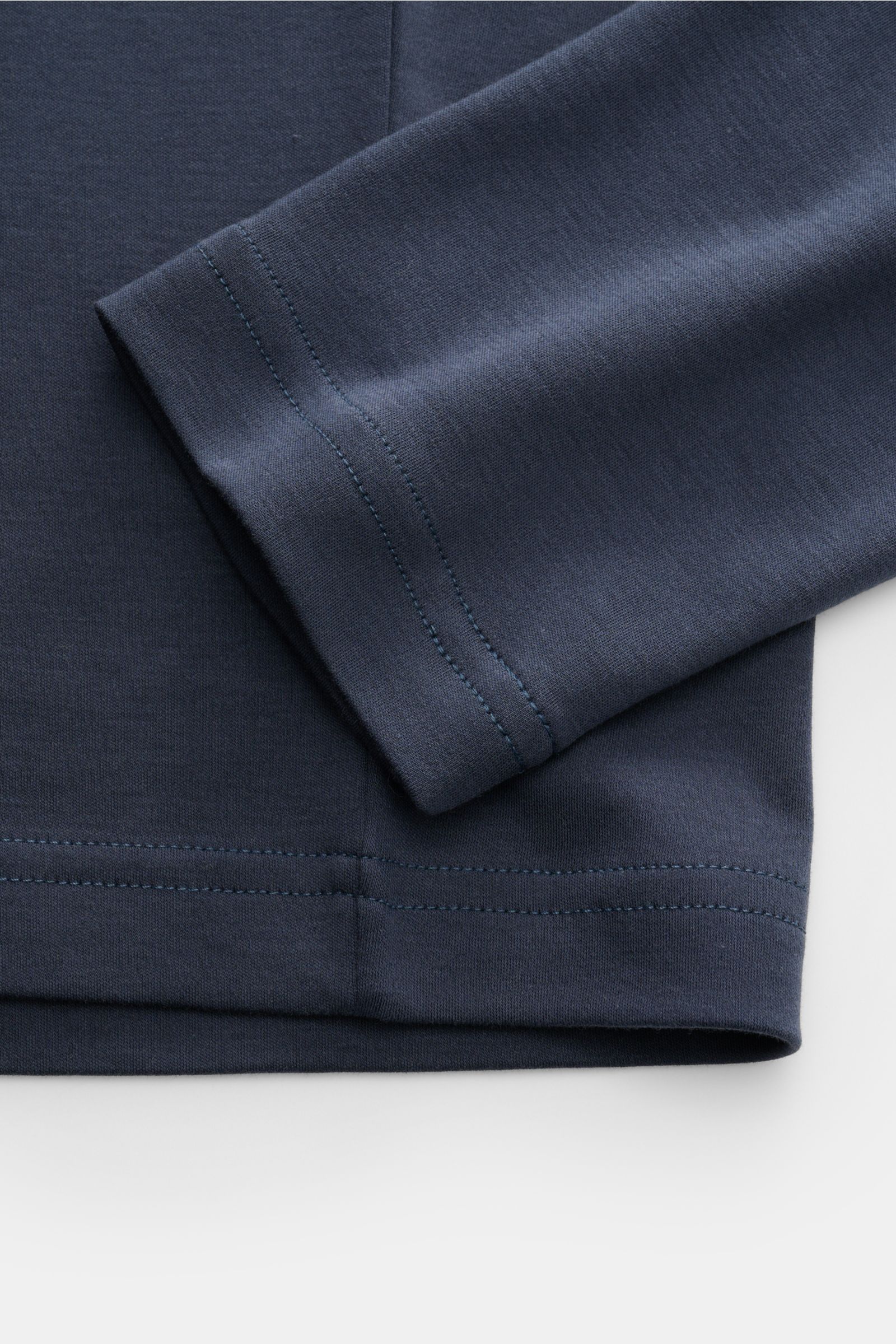 Nahaufnahme des dunkelblauen Stefan Brandt Longsleeve 'Eli' Slim Fit mit Stehkragen, weichem Pima-Baumwoll-Jersey, fotografiert von oben.