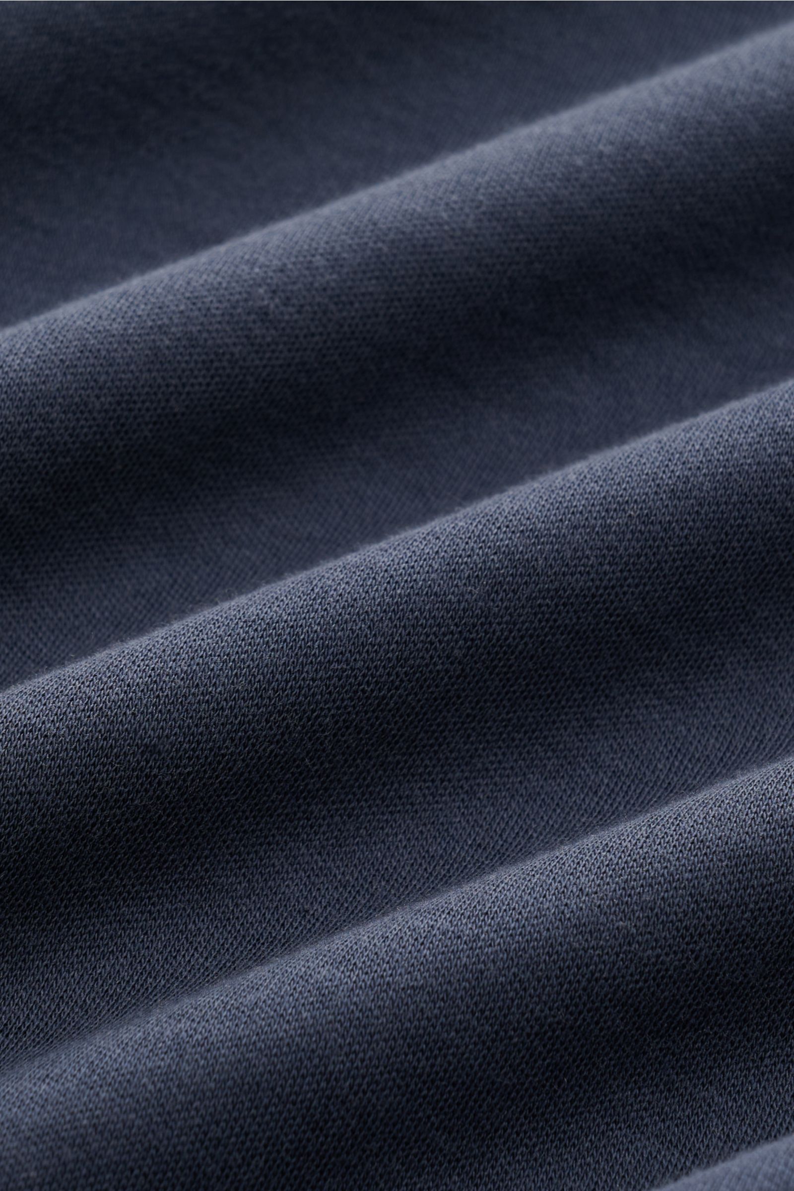 Nahaufnahme des dunkelblauen Stefan Brandt Longsleeve 'Eli' aus weichem Pima-Baumwoll-Jersey mit Stehkragen, Slim Fit.